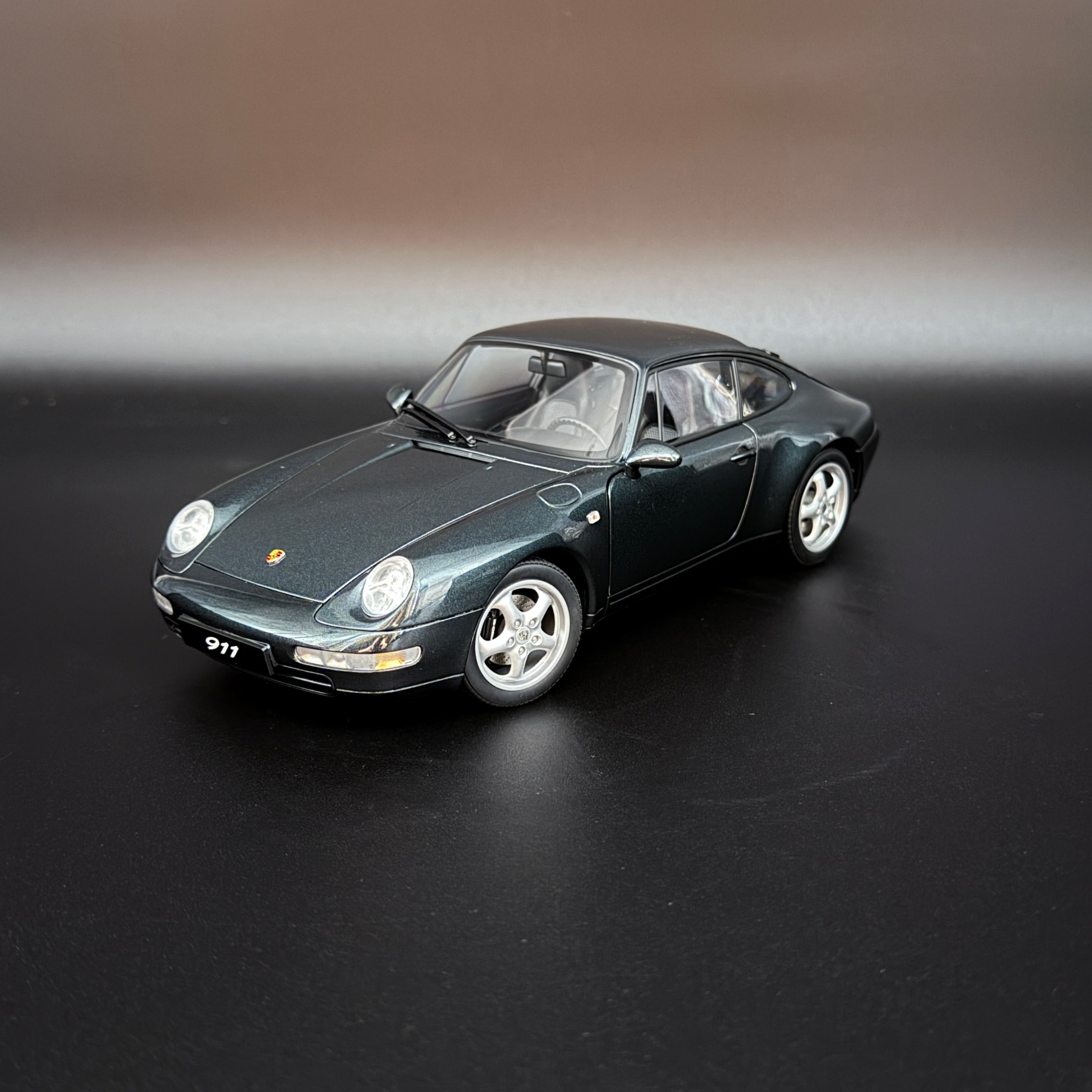 Porsche 911 Carrera (993) – Grün Metallic im Maßstab 1:18 von AUTOart