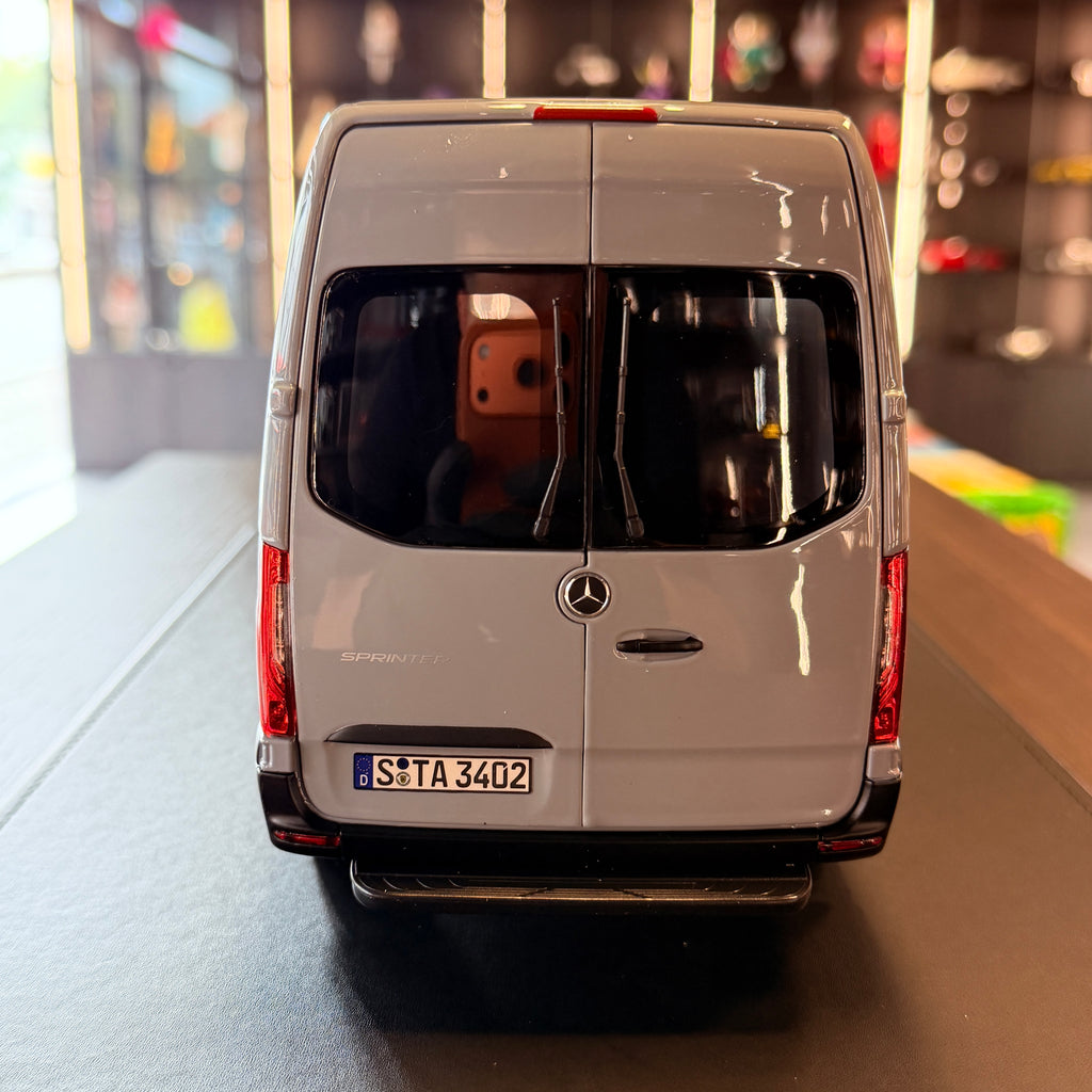 Mercedes-Benz Sprinter 2018 – šedý 1:18 od Norev