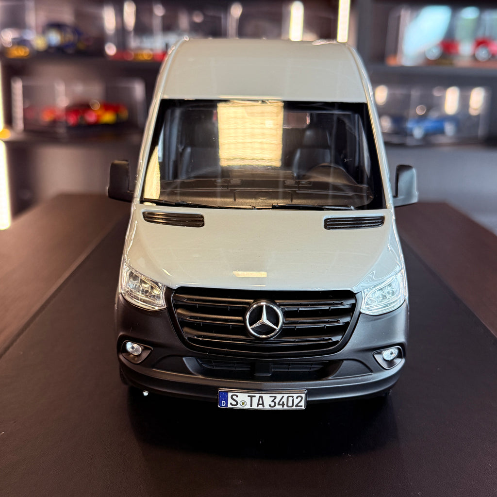Mercedes-Benz Sprinter 2018 – šedý 1:18 od Norev
