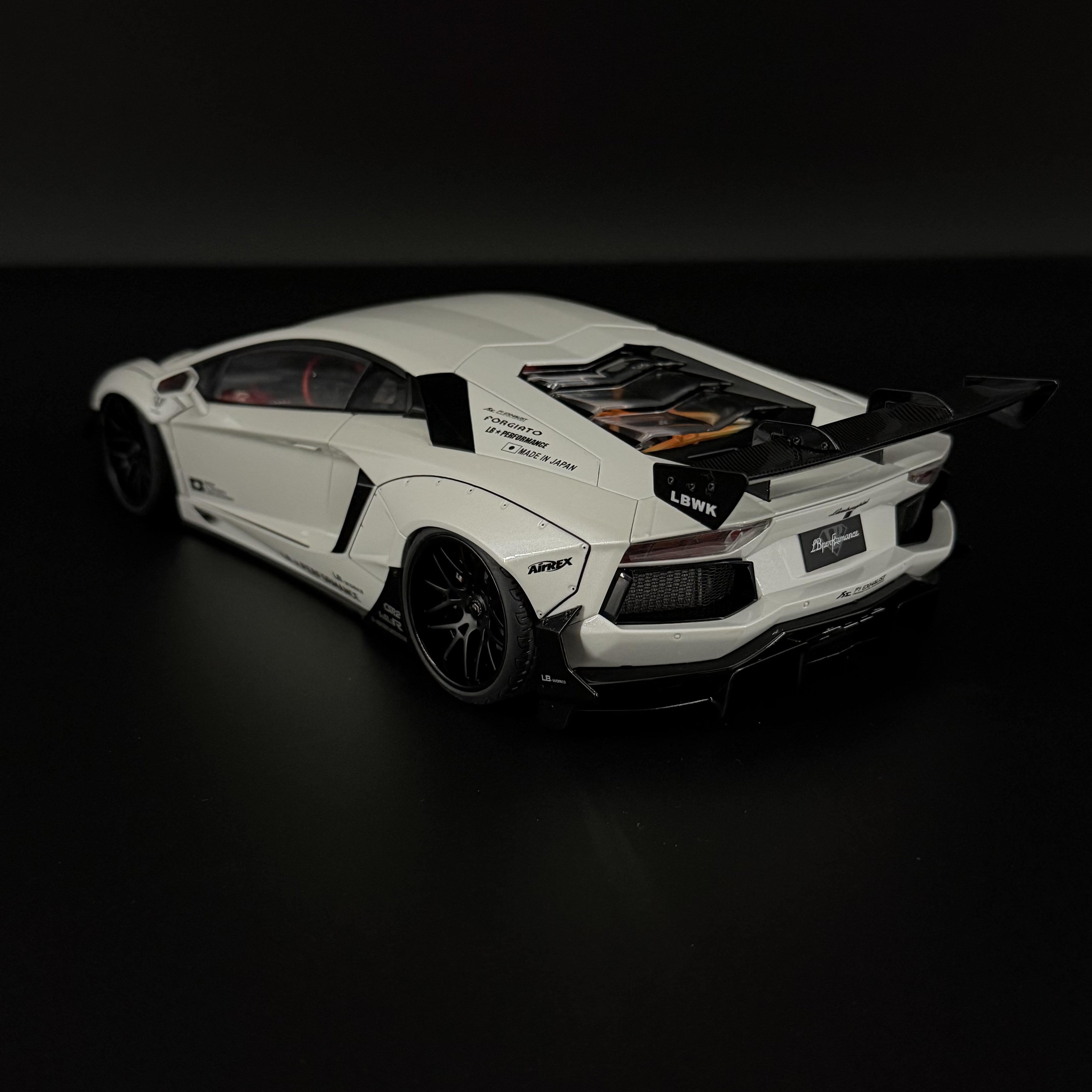 Liberty Walk Lamborghini Aventador Limited Edition – Metallicweiß 1:18 Maßstab von AUTOart