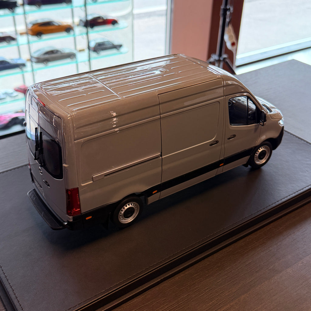 Mercedes-Benz Sprinter 2018 – šedý 1:18 od Norev