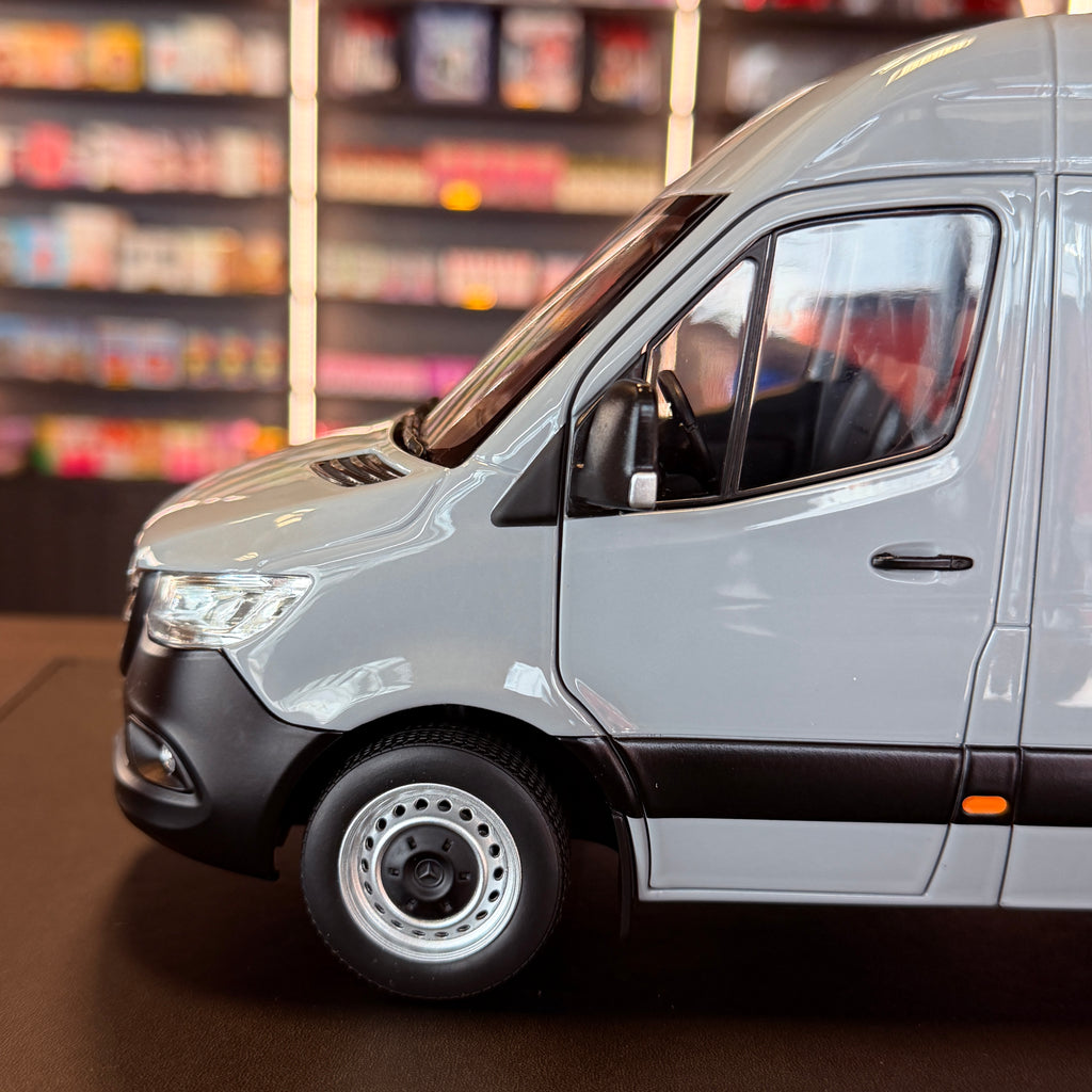 Mercedes-Benz Sprinter 2018 – šedý 1:18 od Norev
