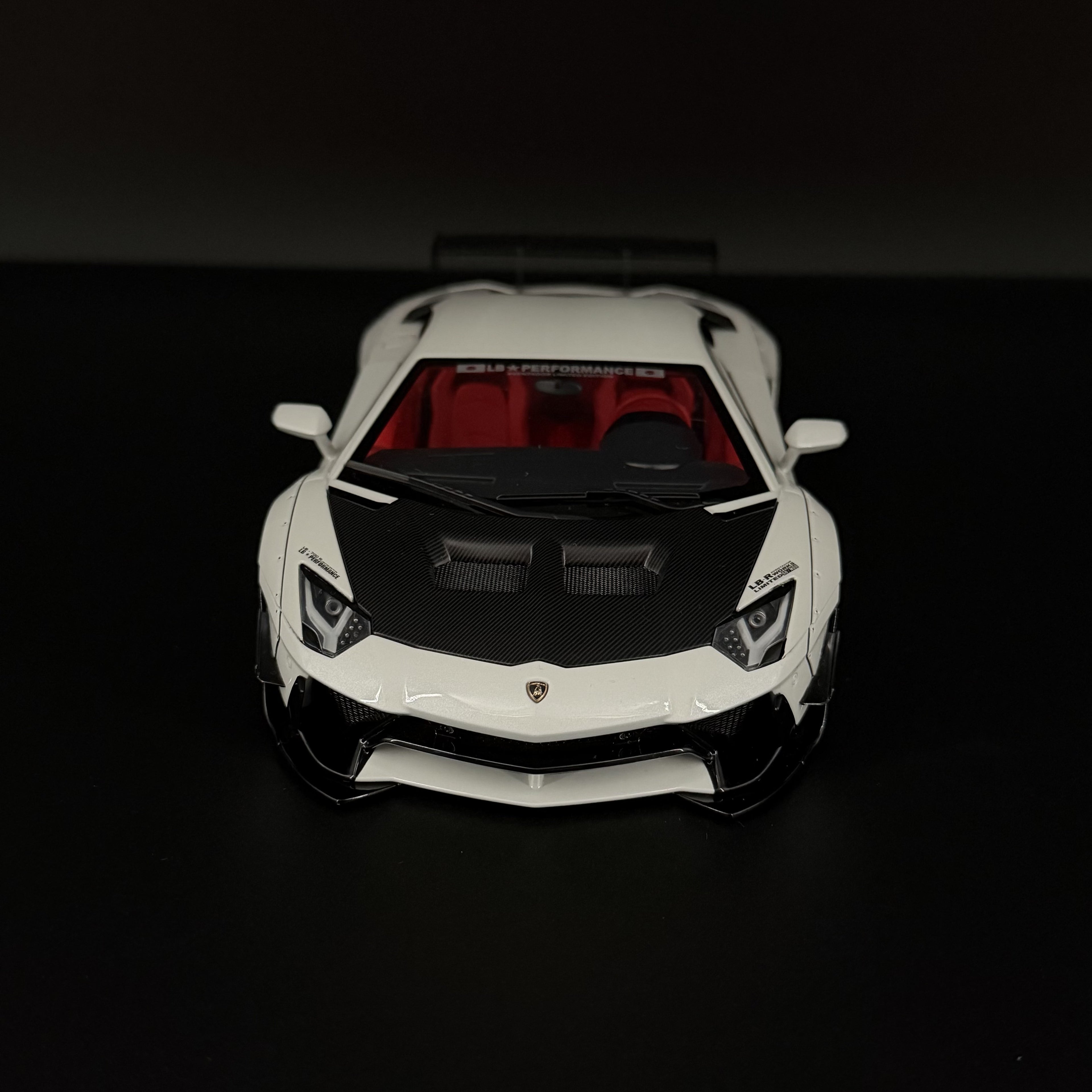 Liberty Walk Lamborghini Aventador Limited Edition – Metallicweiß 1:18 Maßstab von AUTOart
