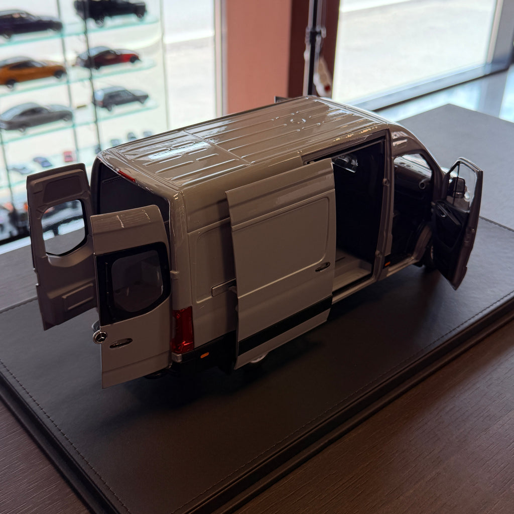 Mercedes-Benz Sprinter 2018 – šedý 1:18 od Norev
