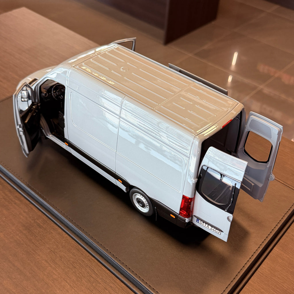 Mercedes-Benz Sprinter 2018 – šedý 1:18 od Norev