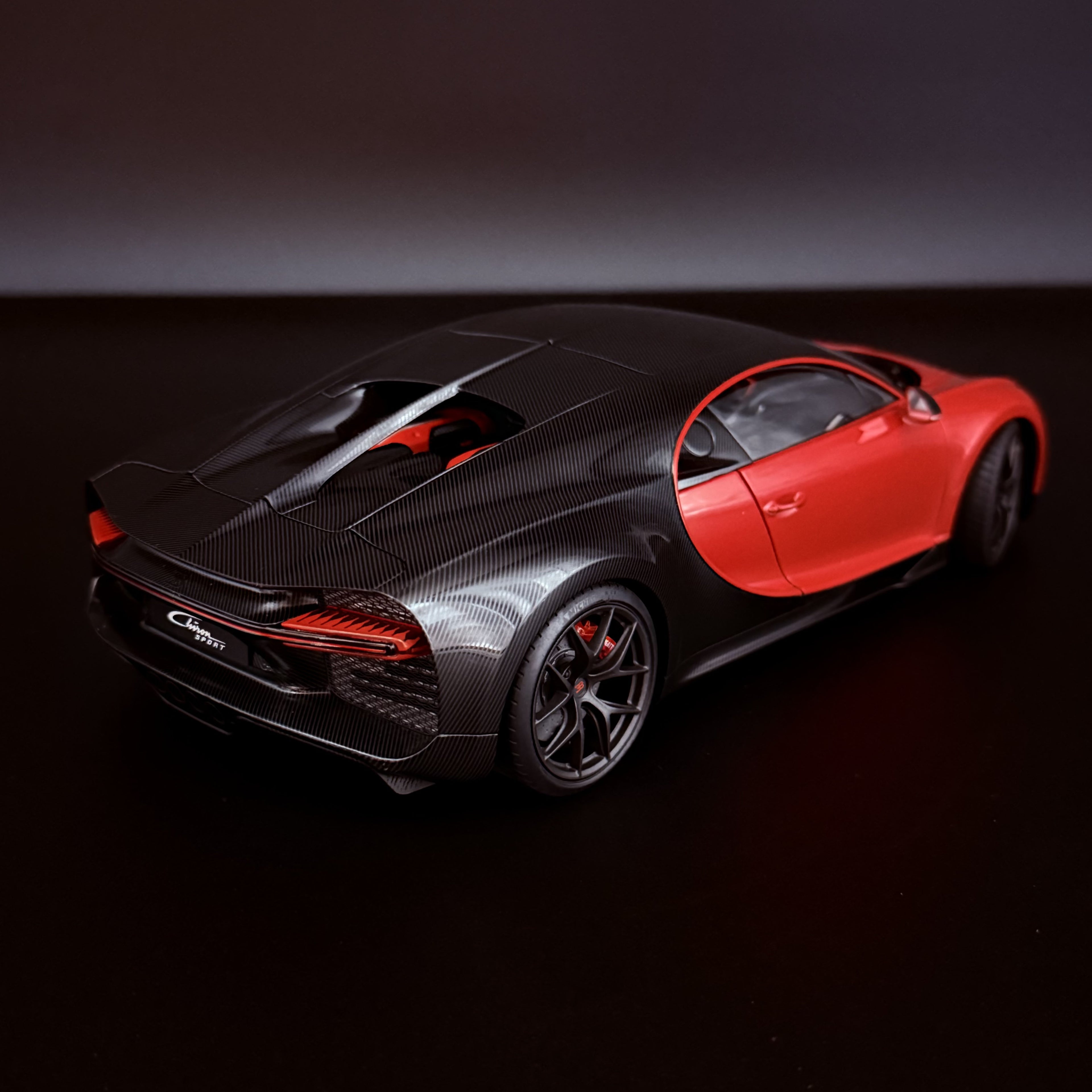 Bugatti Chiron Sport 2019 – Italian Red / Carbon 1:18 Maßstab von AUTOart