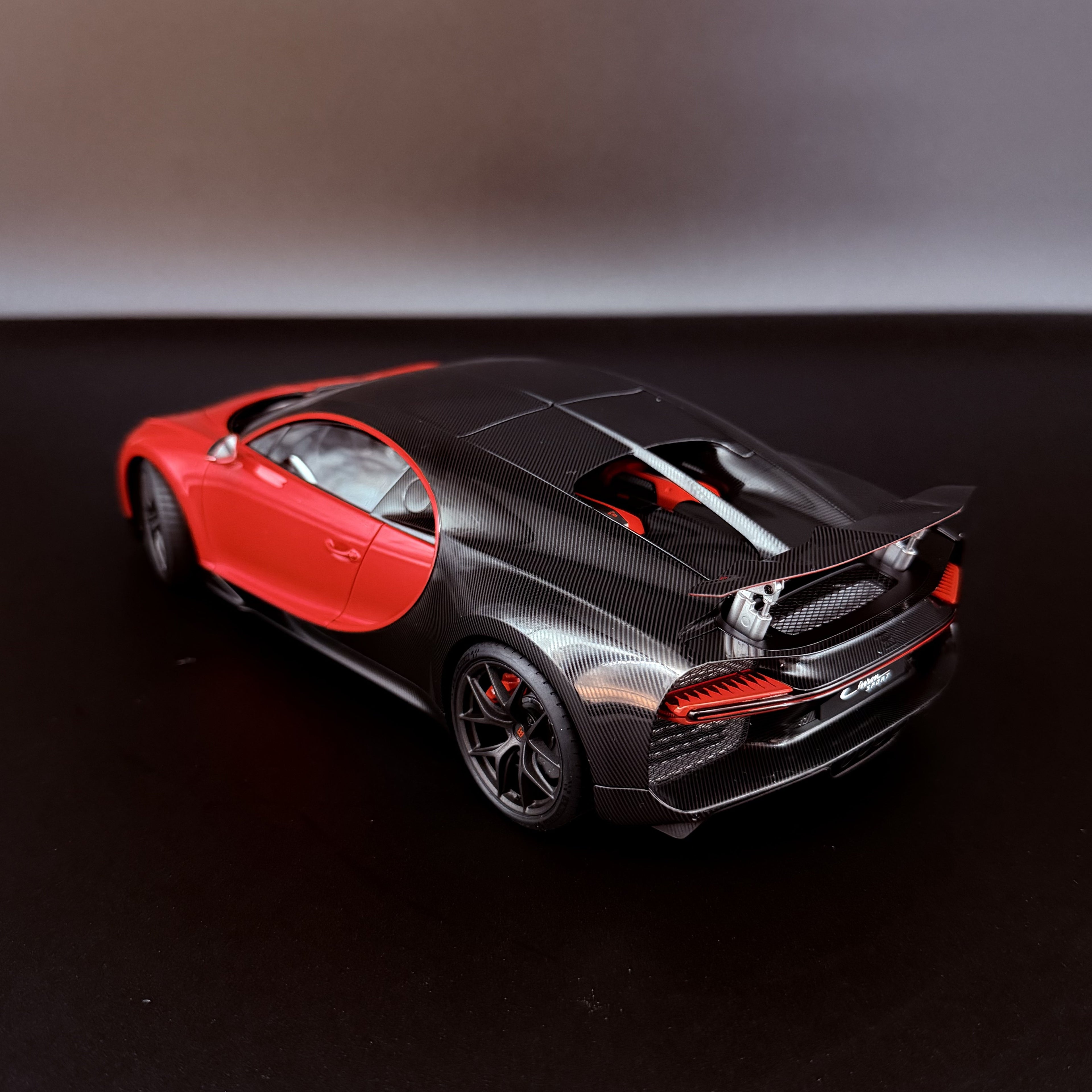Bugatti Chiron Sport 2019 – Italian Red / Carbon 1:18 Maßstab von AUTOart