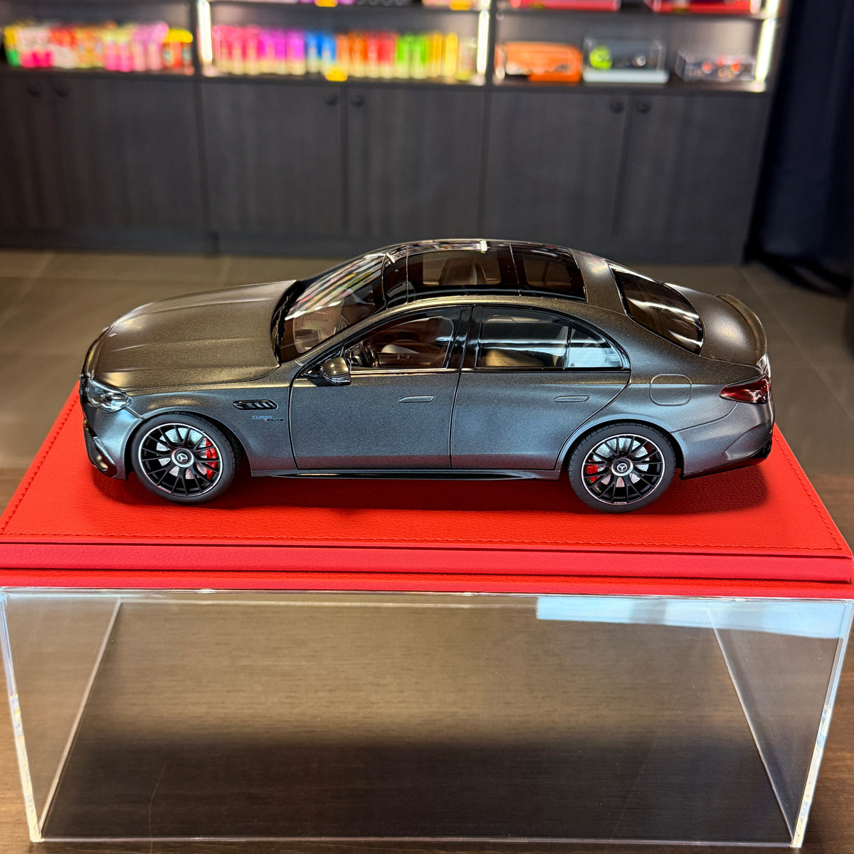 Mercedes-AMG E 53 Hybrid 4MATIC+ W214 2024 – grafitově šedá 1:18 od NZG