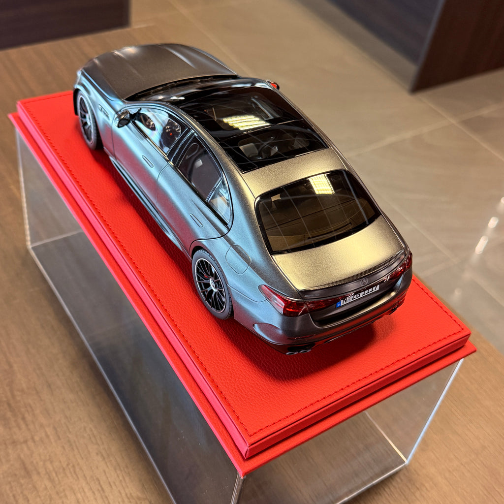 Mercedes-AMG E 53 Hybrid 4MATIC+ W214 2024 – grafitově šedá 1:18 od NZG