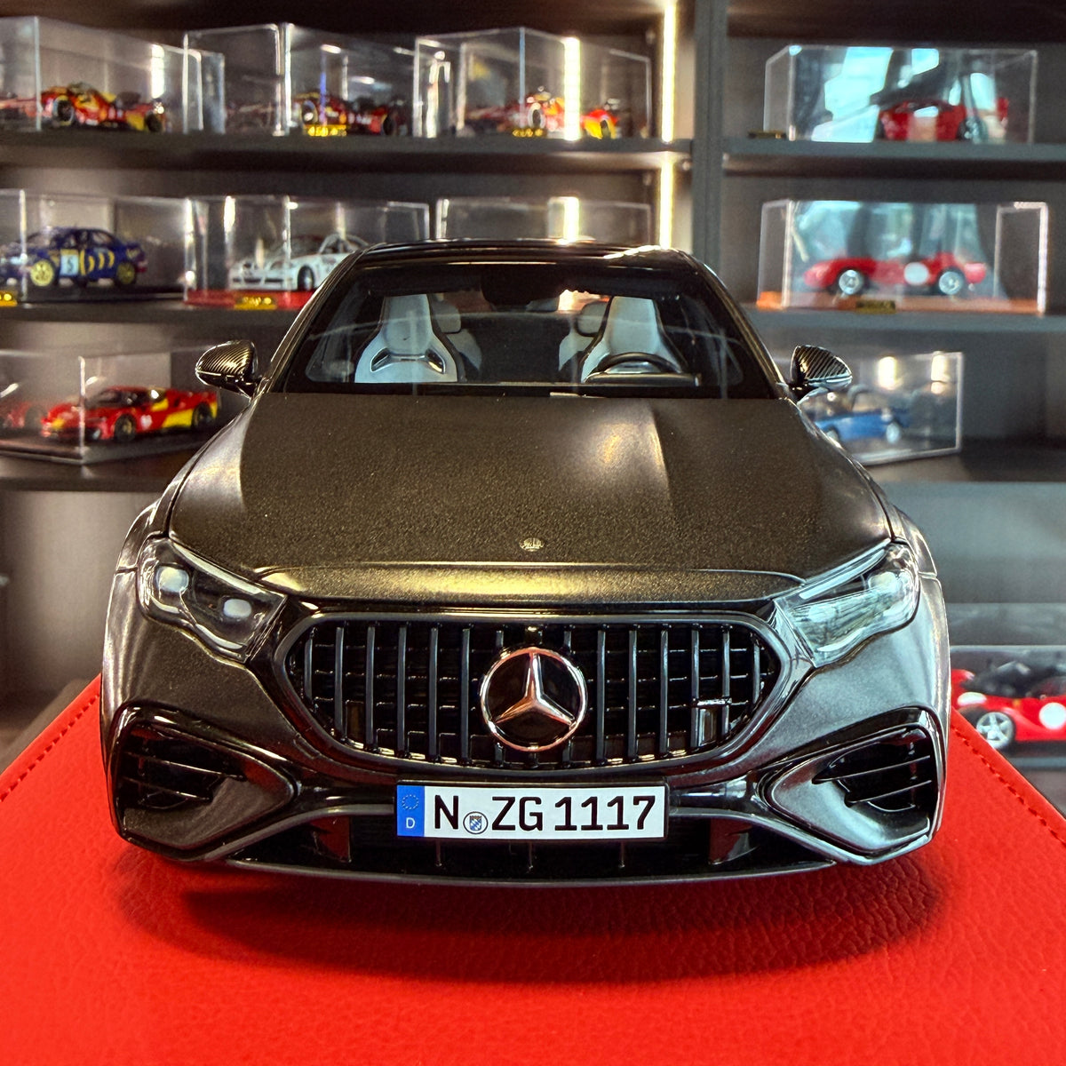 Mercedes-AMG E 53 Hybrid 4MATIC+ W214 2024 – grafitově šedá 1:18 od NZG