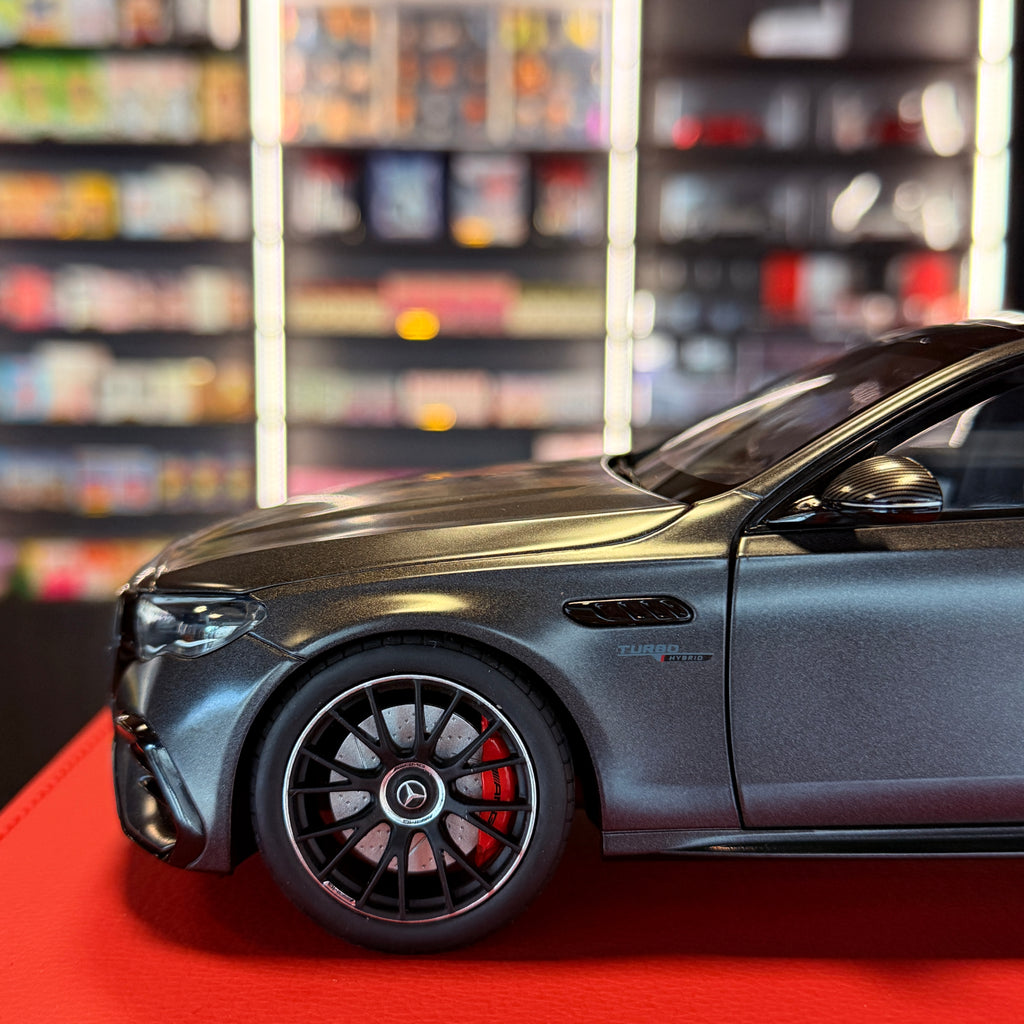 Mercedes-AMG E 53 Hybrid 4MATIC+ W214 2024 – grafitově šedá 1:18 od NZG