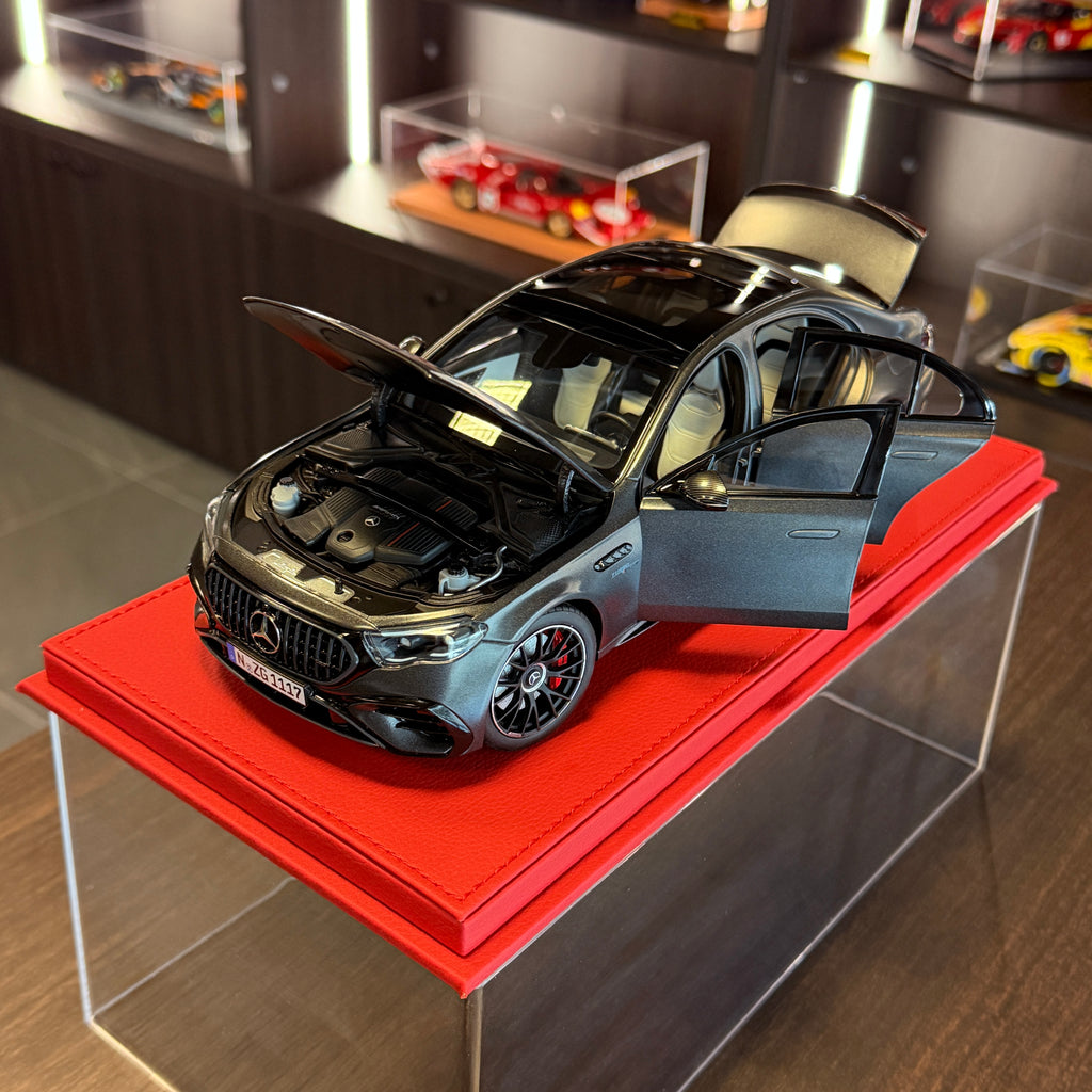 Mercedes-AMG E 53 Hybrid 4MATIC+ W214 2024 – grafitově šedá 1:18 od NZG