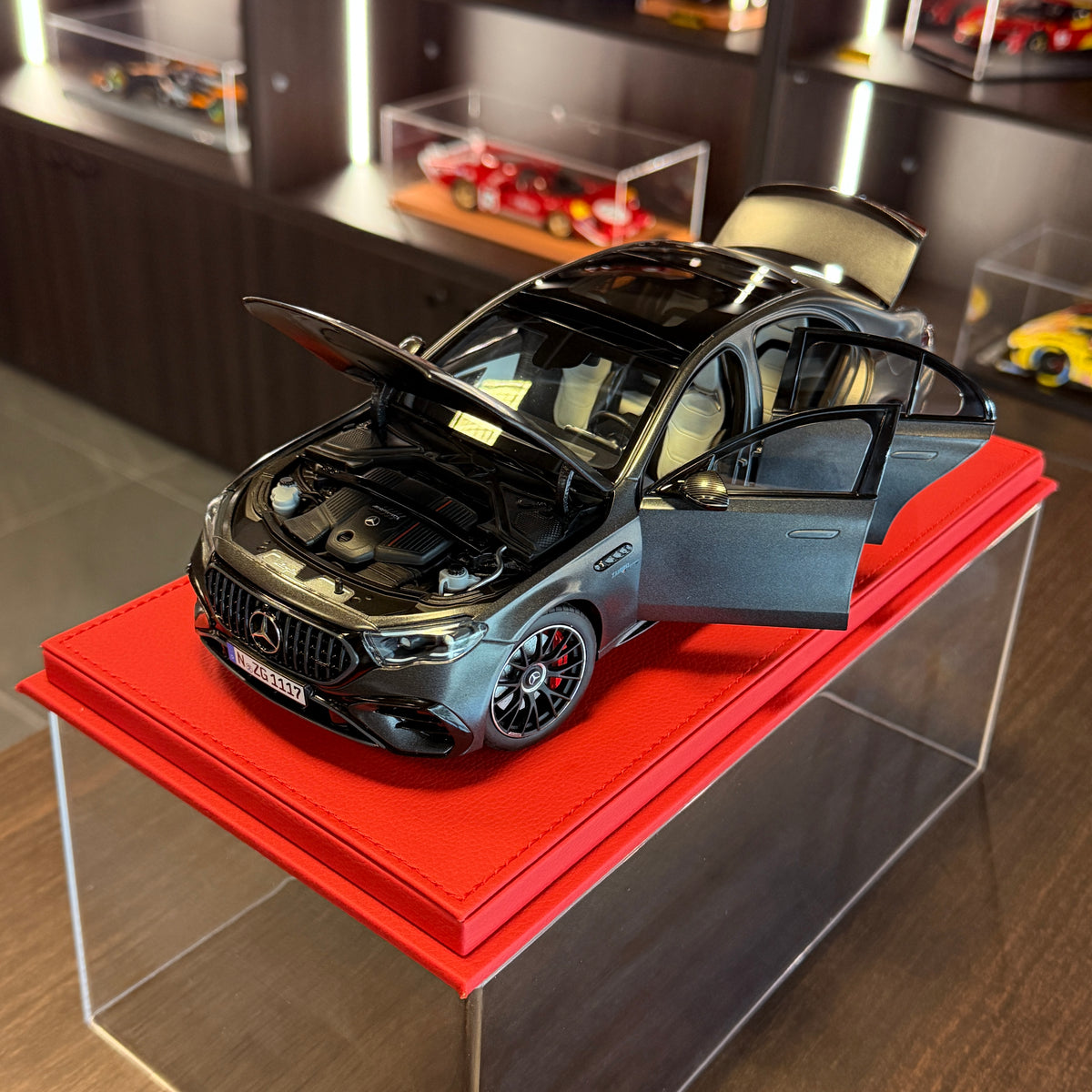 Mercedes-AMG E 53 Hybrid 4MATIC+ W214 2024 – grafitově šedá 1:18 od NZG