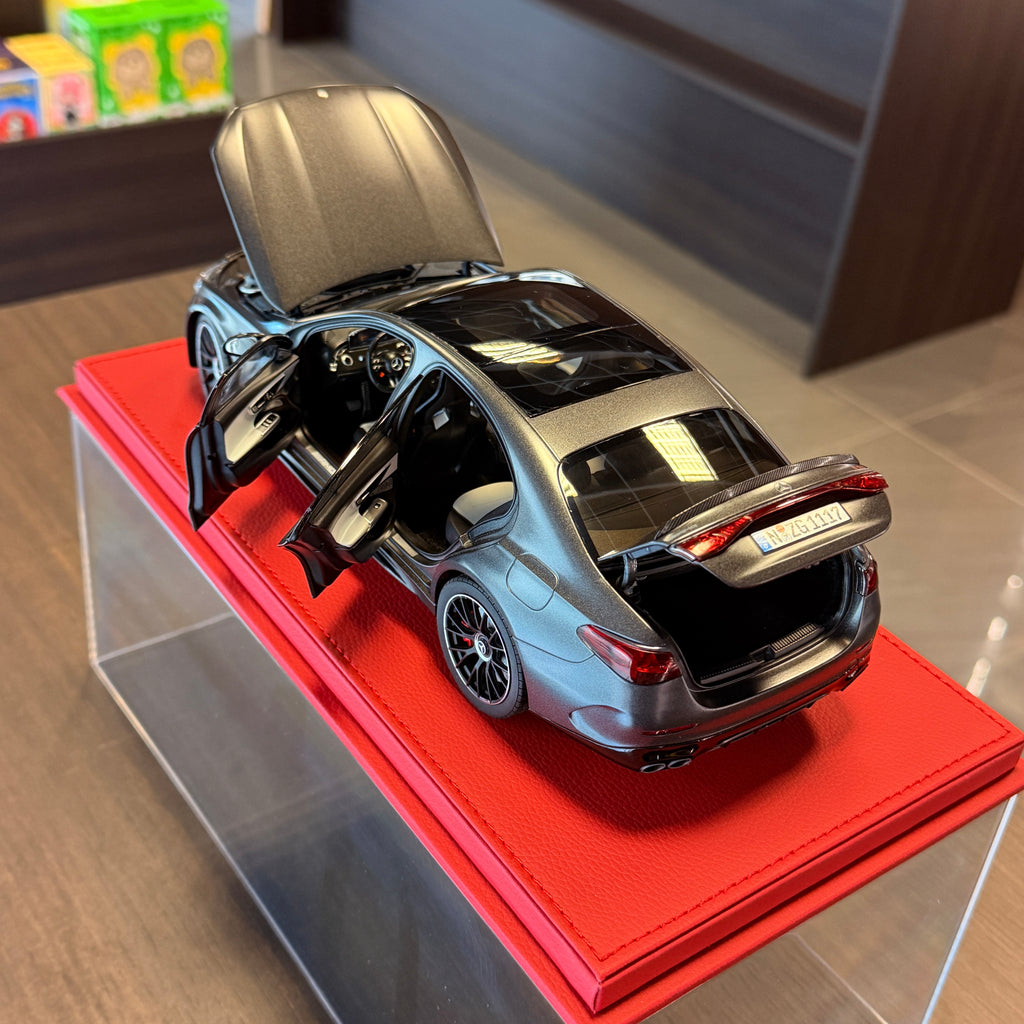 Mercedes-AMG E 53 Hybrid 4MATIC+ W214 2024 – grafitově šedá 1:18 od NZG
