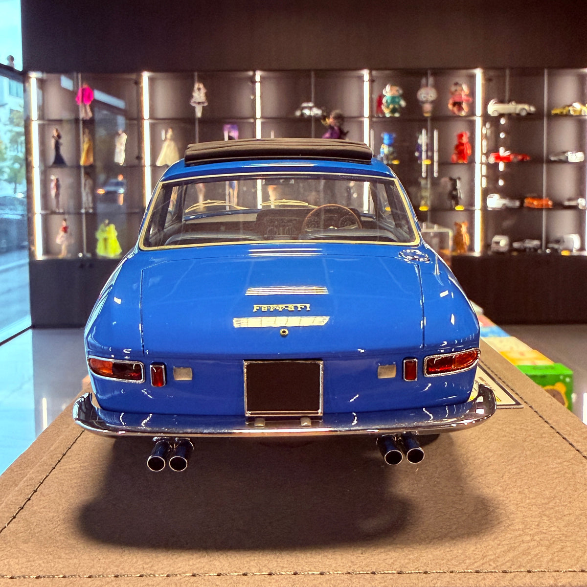 Ferrari 330 GT 2+2 s otevřenou střechou, 1965, John Lennon, 1:18 od BBR – limitovaná edice 300 ks