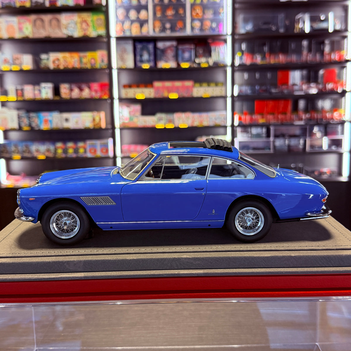 Ferrari 330 GT 2+2 s otevřenou střechou, 1965, John Lennon, 1:18 od BBR – limitovaná edice 300 ks