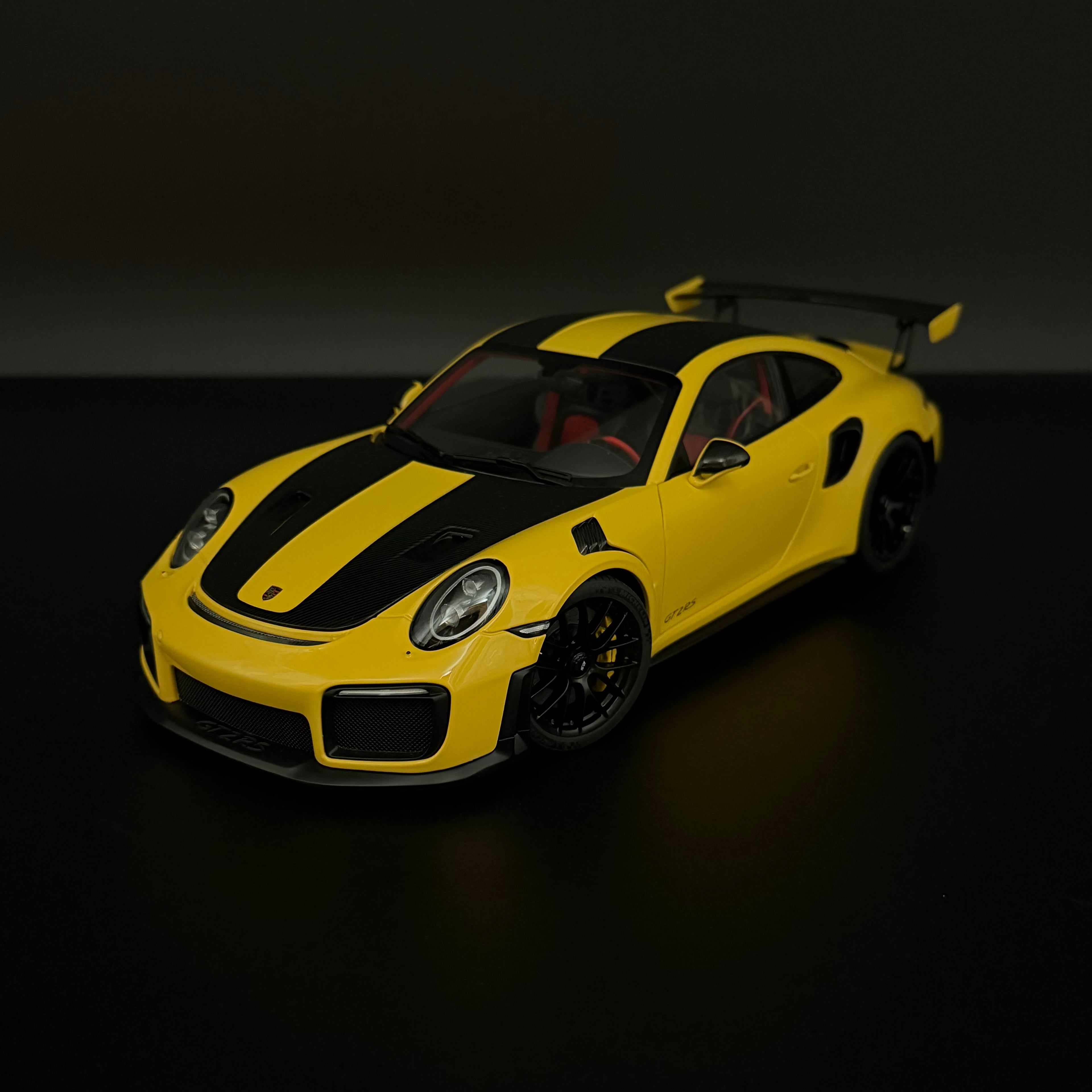 Porsche 911 GT2 RS (991.2) Weissach Package 2017 – Racing Yellow Maßstab 1:18 von AUTOart