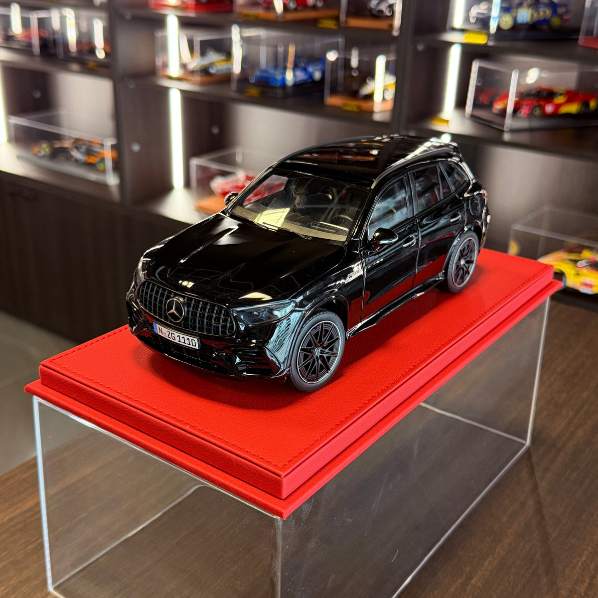 Mercedes-AMG GLC 63 S E Performance 2025 Μαύρο Obsidian σε κλίμακα 1:18 από τη NZG