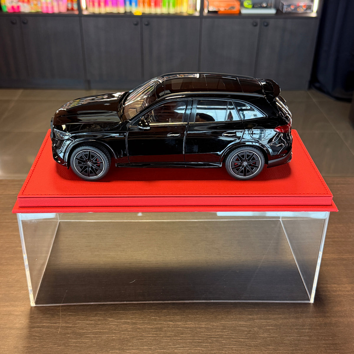 Mercedes-AMG GLC 63 S E Performance 2025 Μαύρο Obsidian σε κλίμακα 1:18 από τη NZG
