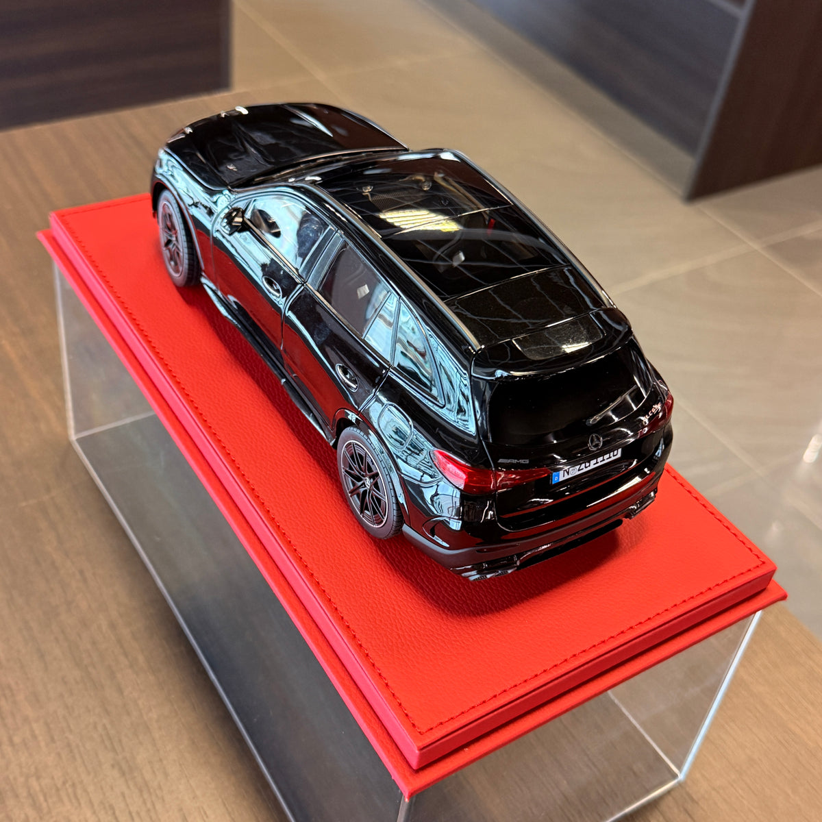 Mercedes-AMG GLC 63 S E Performance 2025 Μαύρο Obsidian σε κλίμακα 1:18 από τη NZG