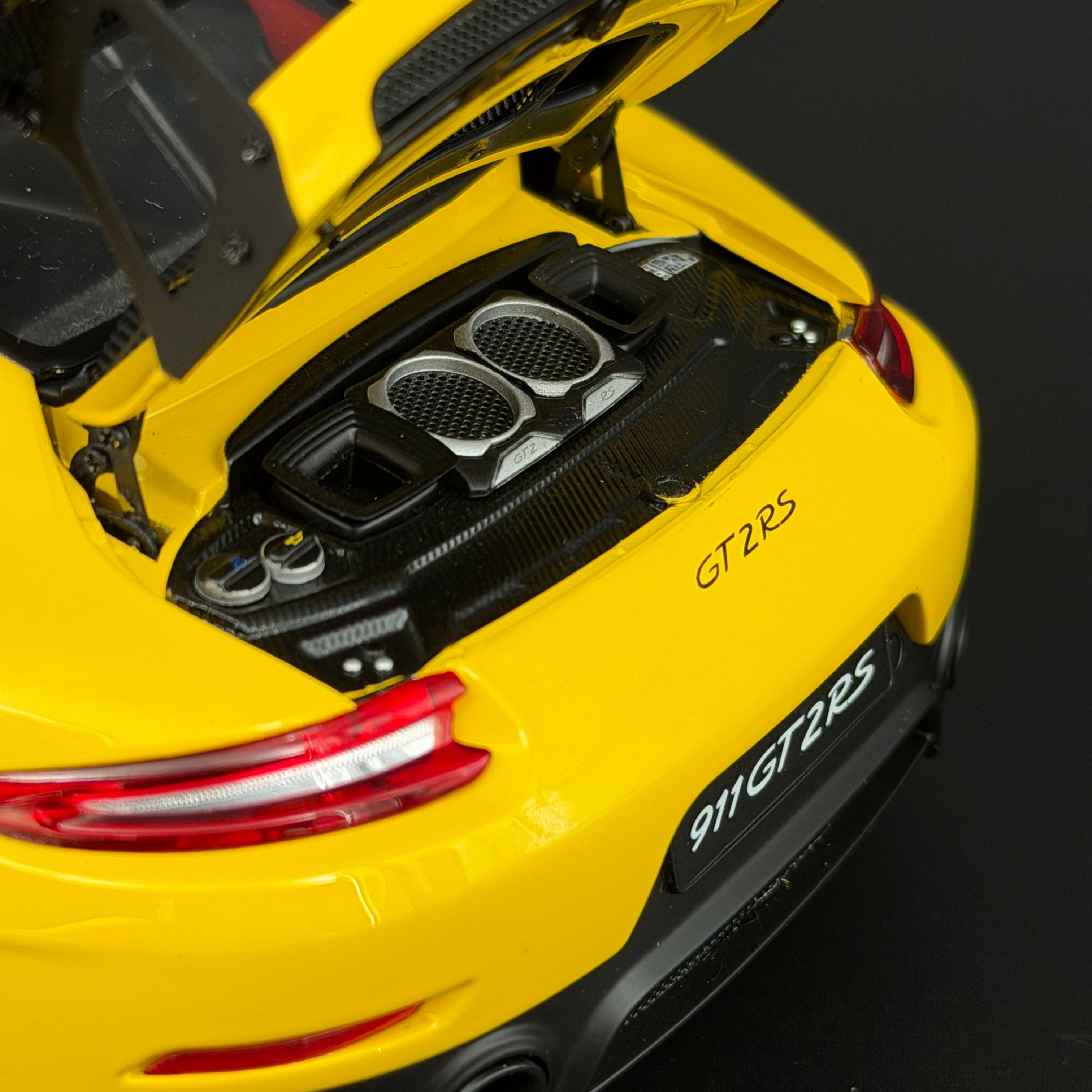Porsche 911 GT2 RS (991.2) Weissach Package 2017 – Racing Yellow Maßstab 1:18 von AUTOart