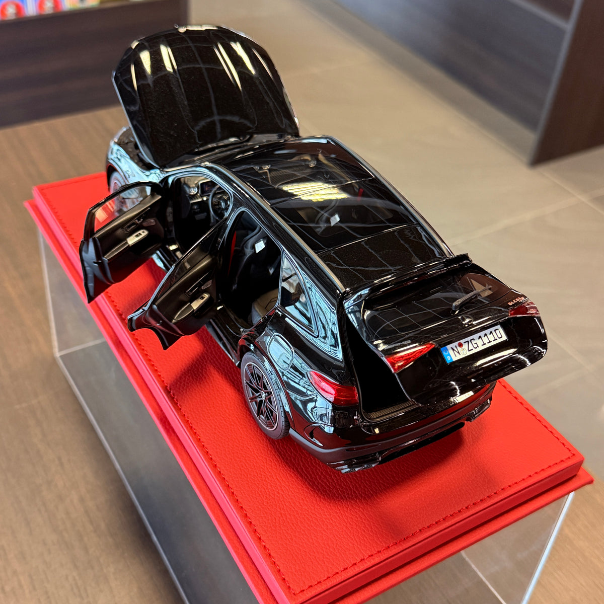Mercedes-AMG GLC 63 S E Performance 2025 Μαύρο Obsidian σε κλίμακα 1:18 από τη NZG