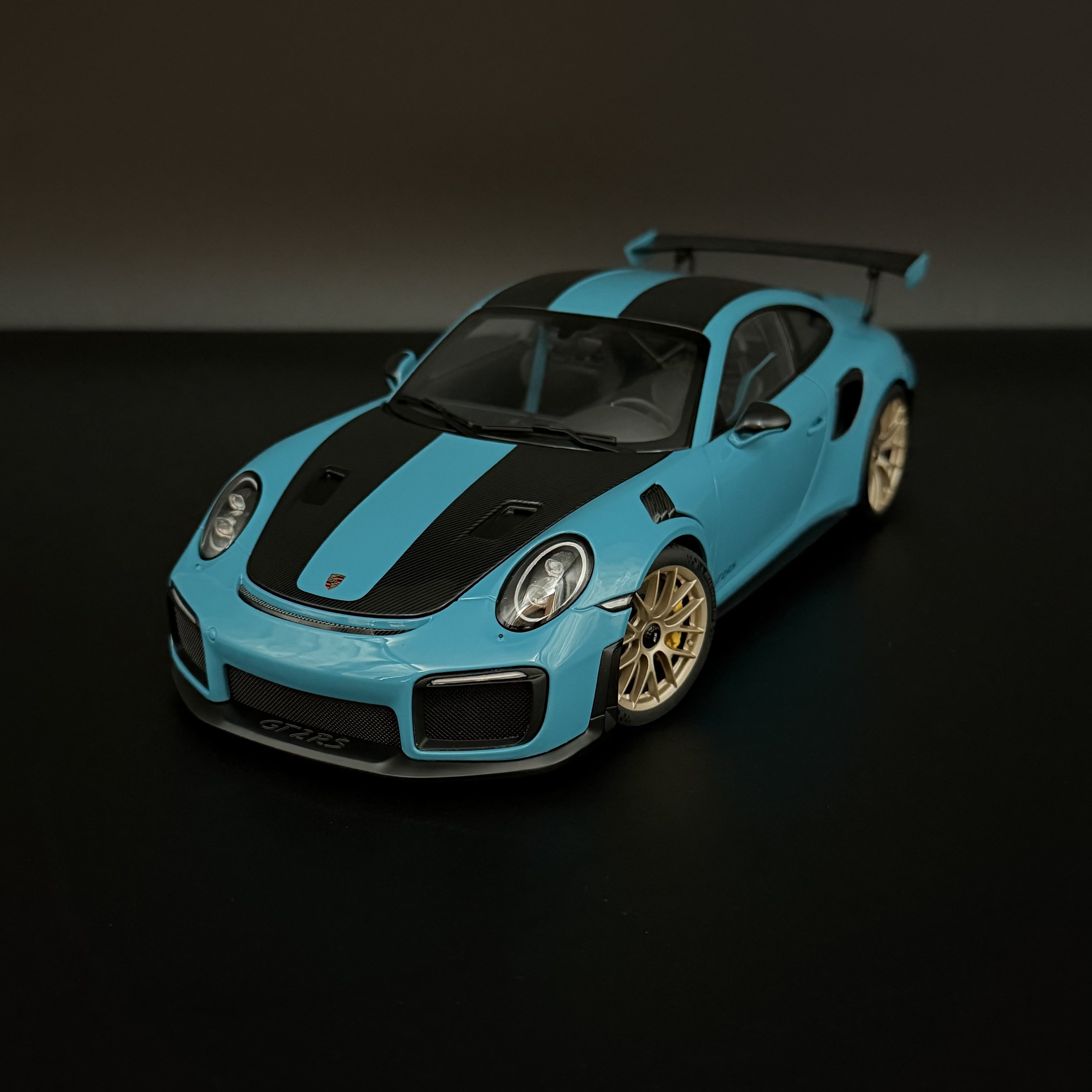 Porsche 911 GT2 RS Weissach (991.2) – Miami Blau Maßstab 1:18 von AUTOart