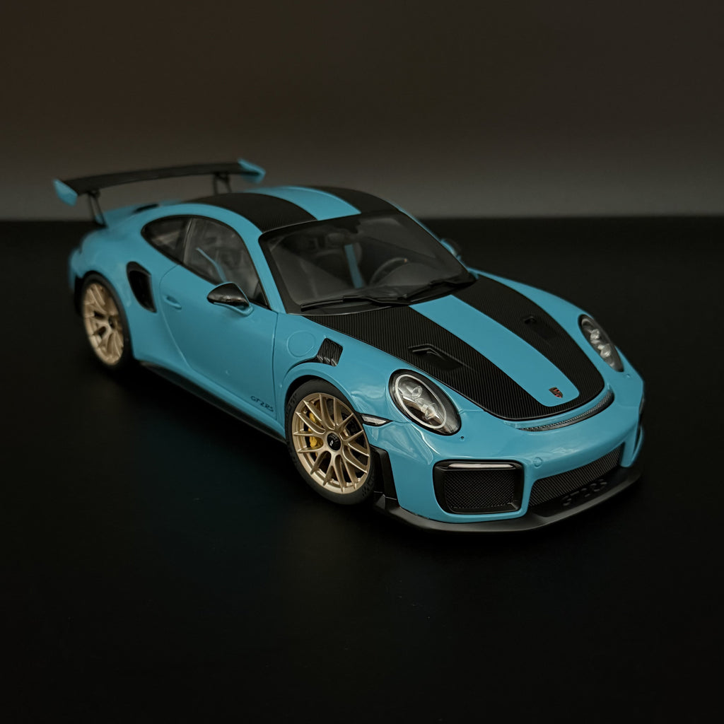 Porsche 911 GT2 RS Weissach (991.2) – Miami Blau Maßstab 1:18 von AUTOart