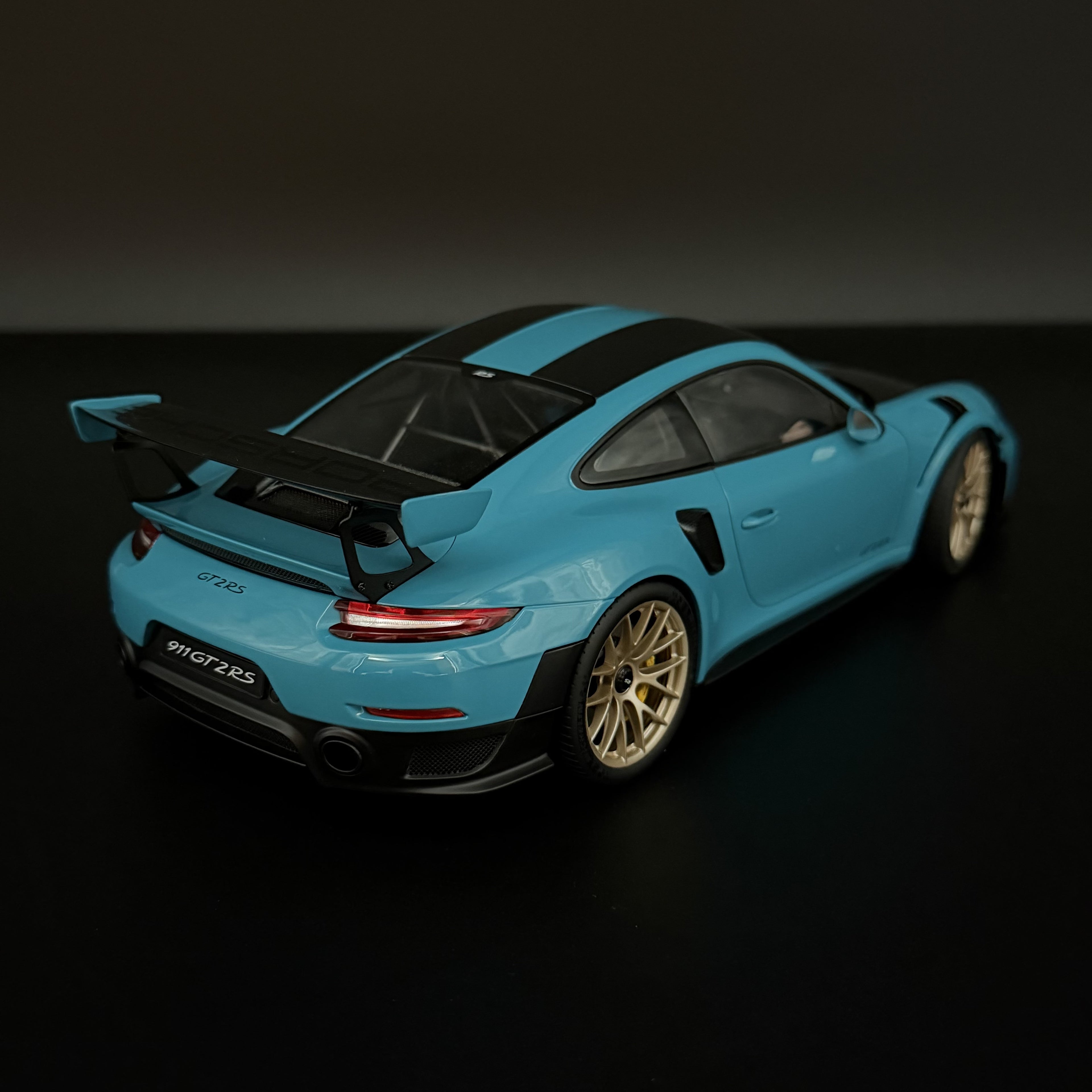 Porsche 911 GT2 RS Weissach (991.2) – Miami Blau Maßstab 1:18 von AUTOart