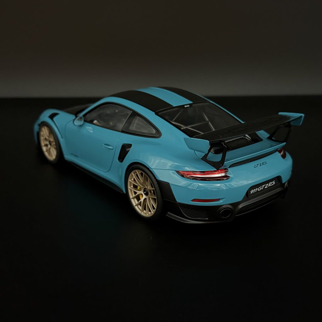 Porsche 911 GT2 RS Weissach (991.2) – Miami Blau Maßstab 1:18 von AUTOart