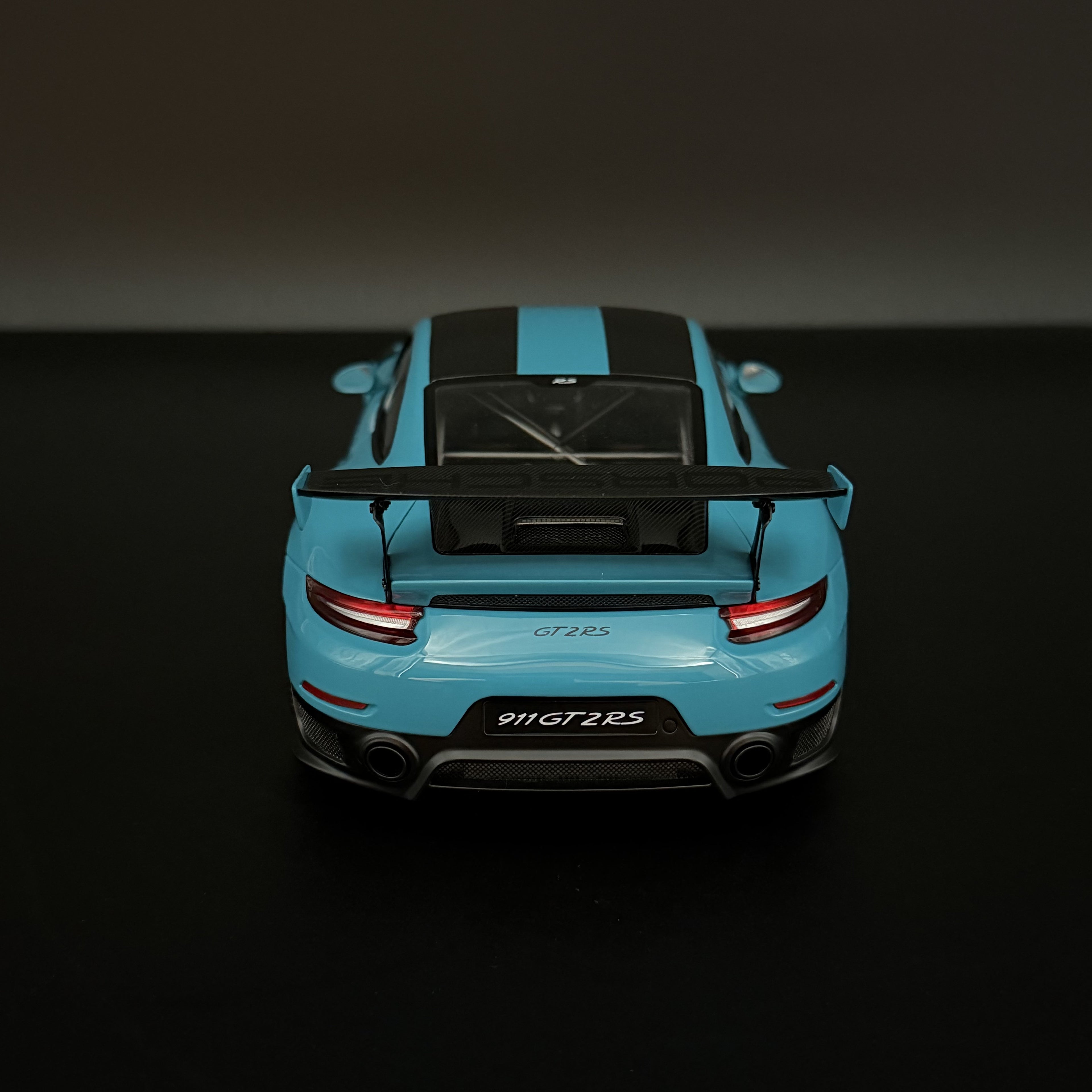 Porsche 911 GT2 RS Weissach (991.2) – Miami Blau Maßstab 1:18 von AUTOart