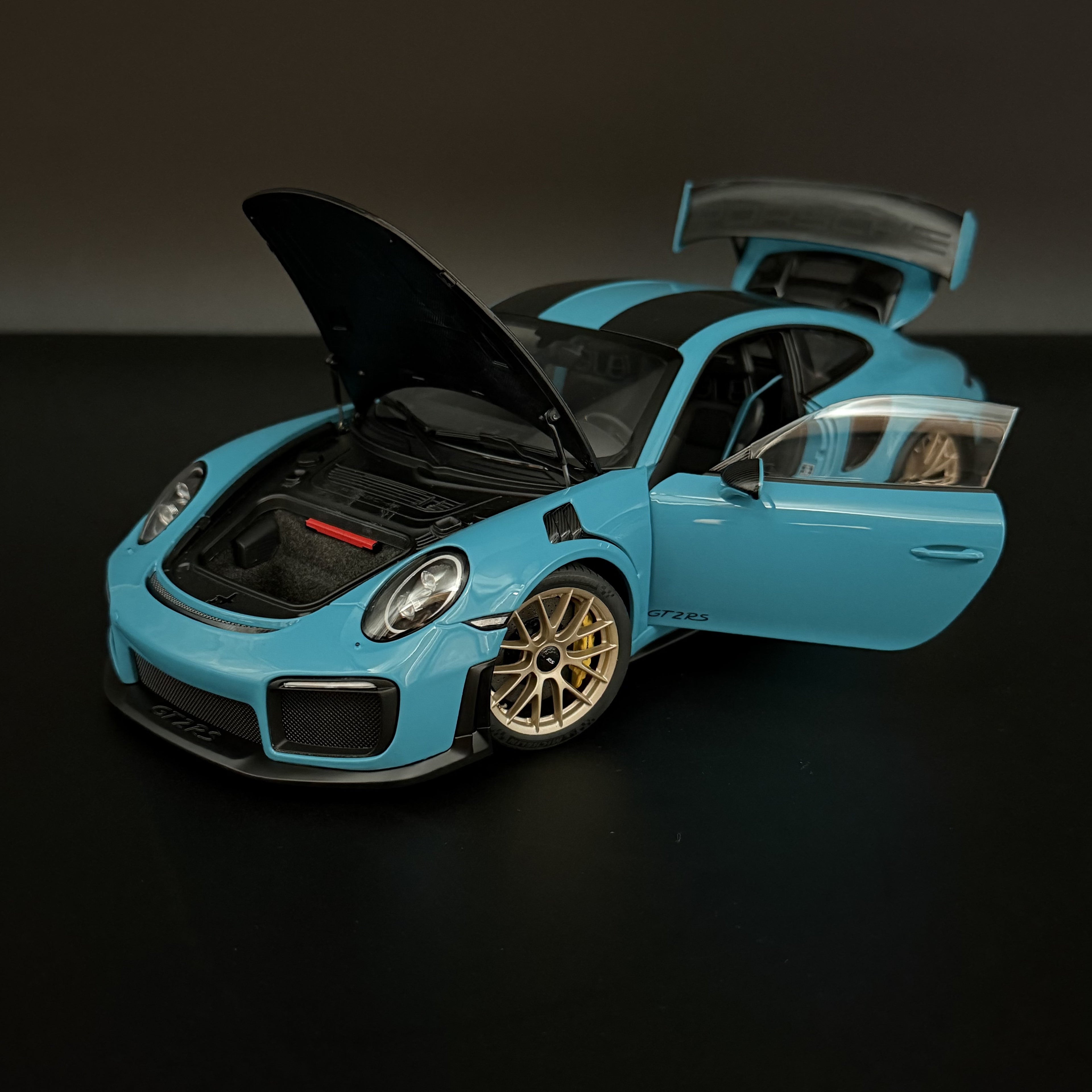 Porsche 911 GT2 RS Weissach (991.2) – Miami Blau Maßstab 1:18 von AUTOart