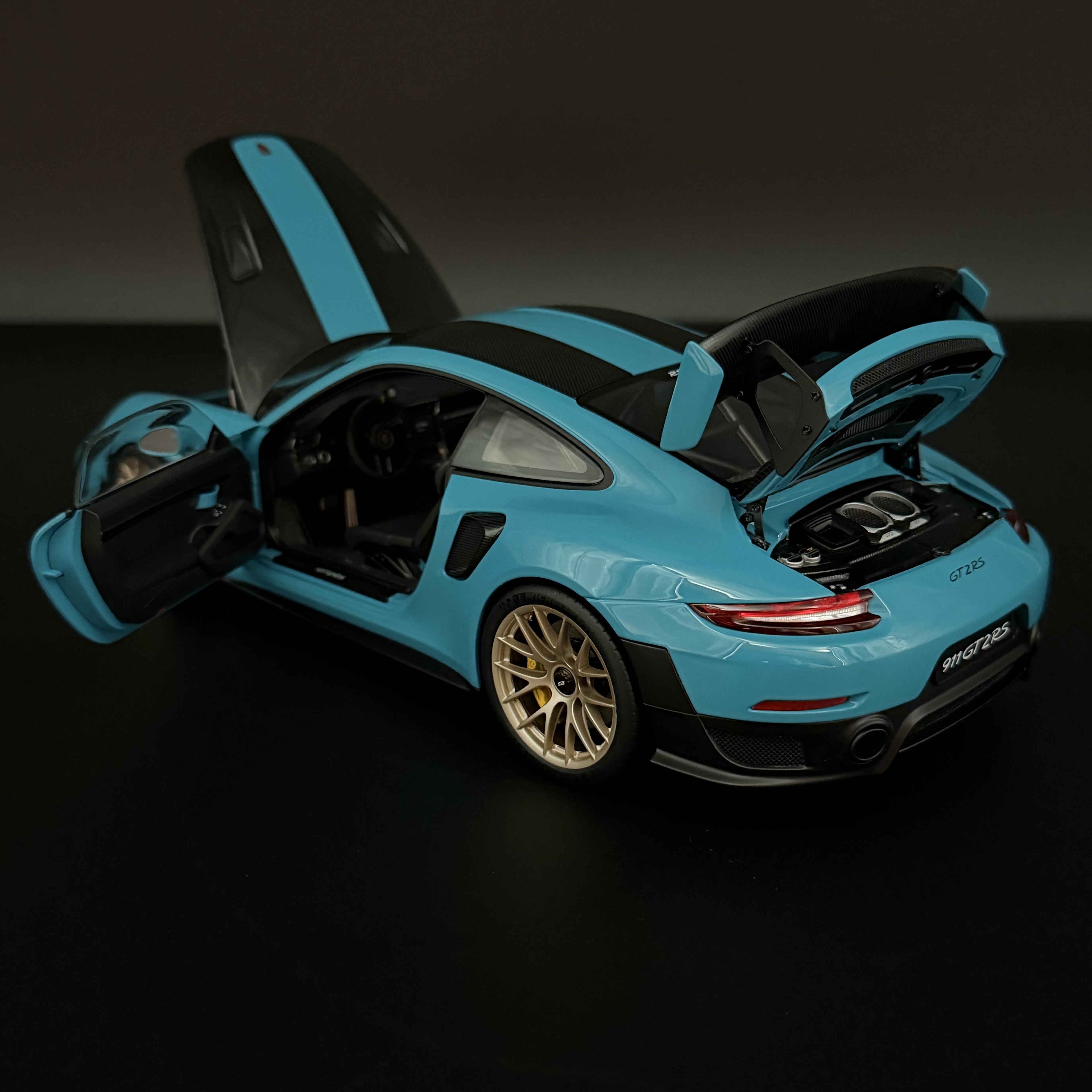 Porsche 911 GT2 RS Weissach (991.2) – Miami Blau Maßstab 1:18 von AUTOart