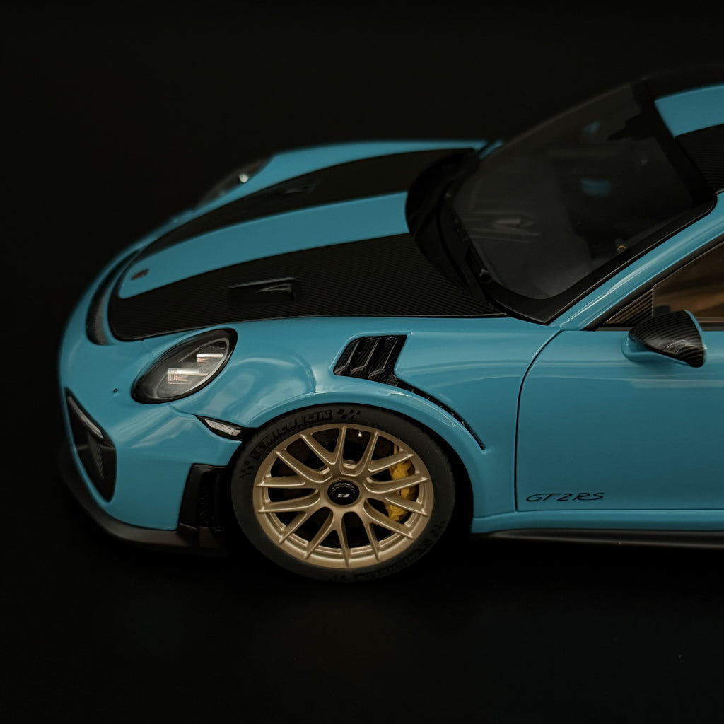 Porsche 911 GT2 RS Weissach (991.2) – Miami Blau Maßstab 1:18 von AUTOart