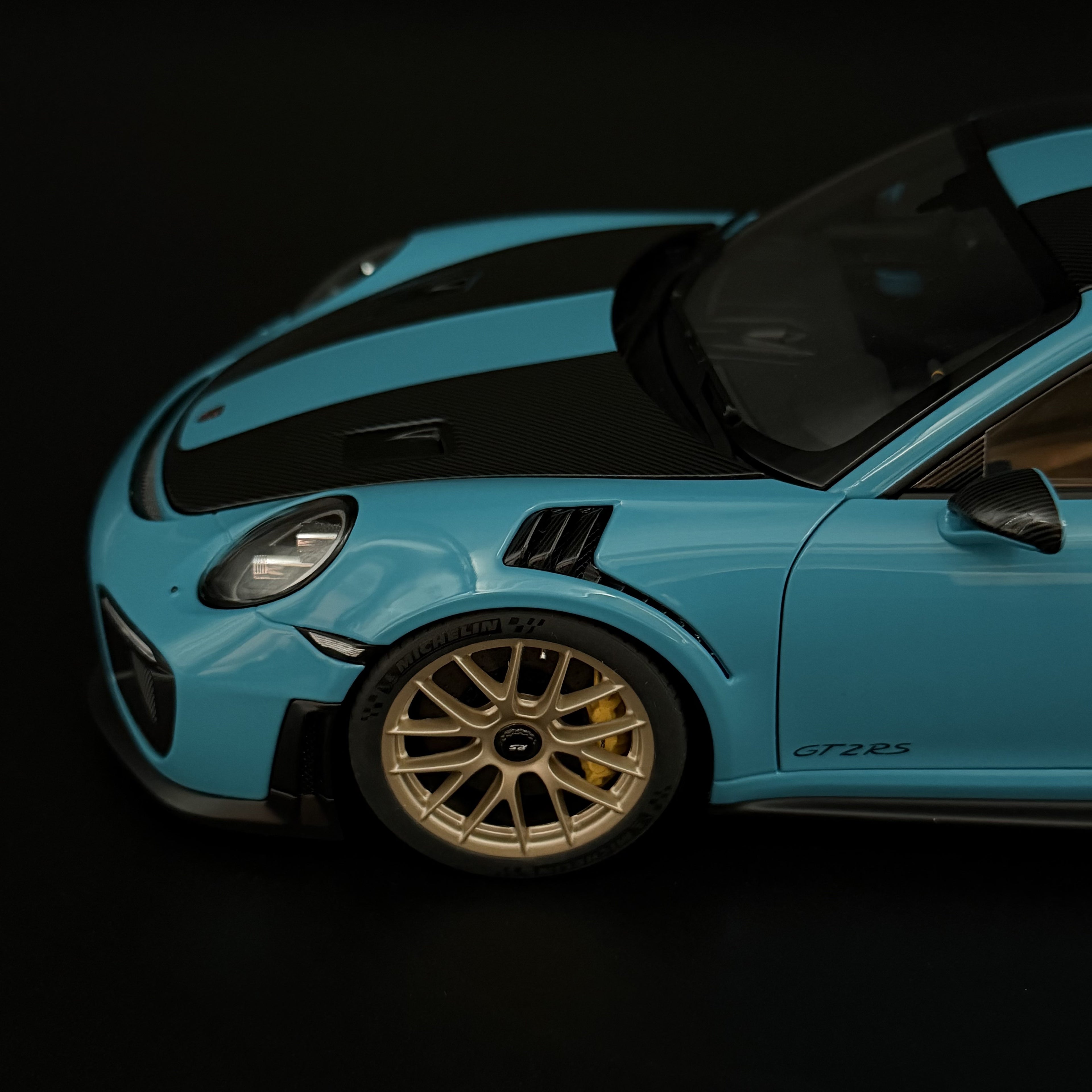 Porsche 911 GT2 RS Weissach (991.2) – Miami Blau Maßstab 1:18 von AUTOart