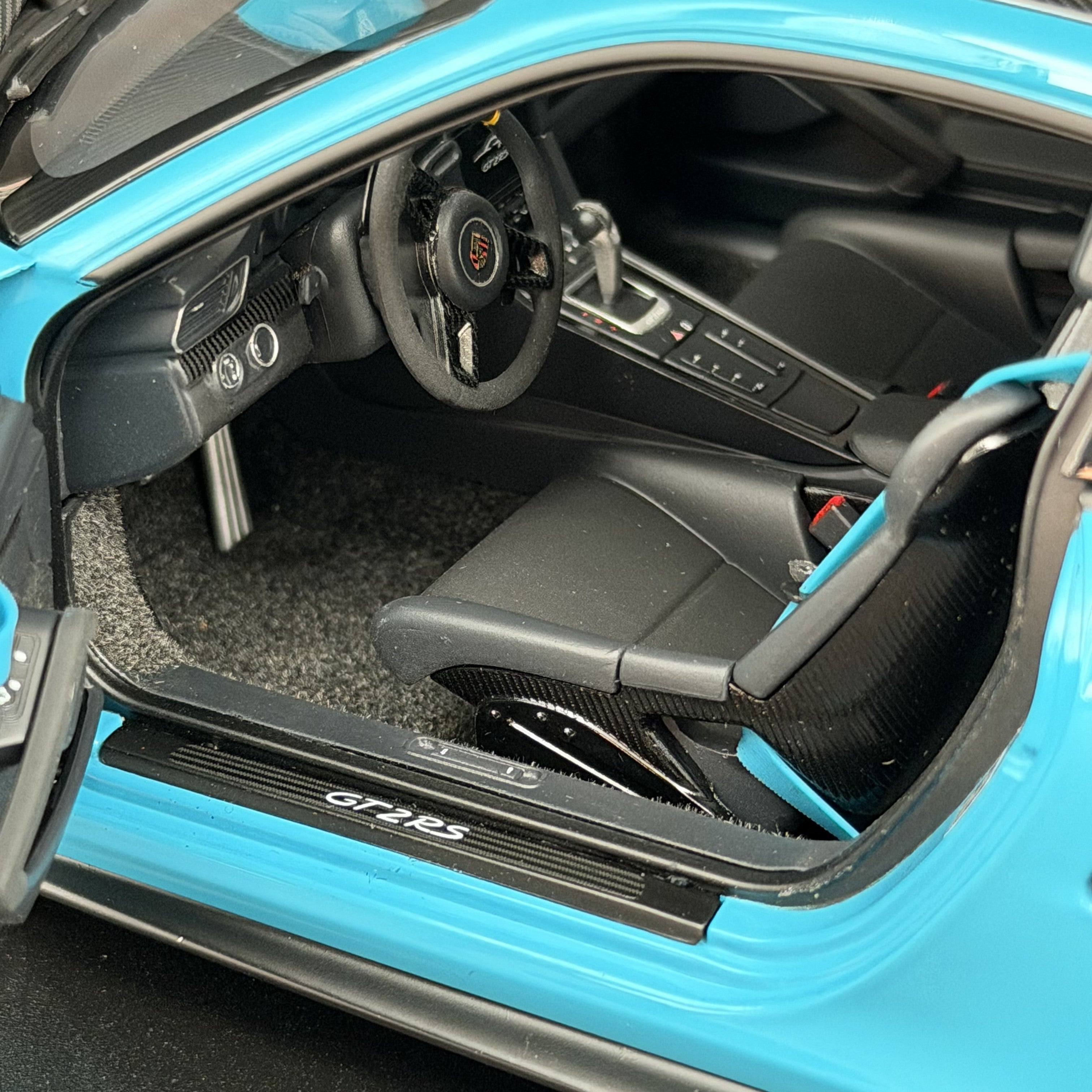 Porsche 911 GT2 RS Weissach (991.2) – Miami Blau Maßstab 1:18 von AUTOart