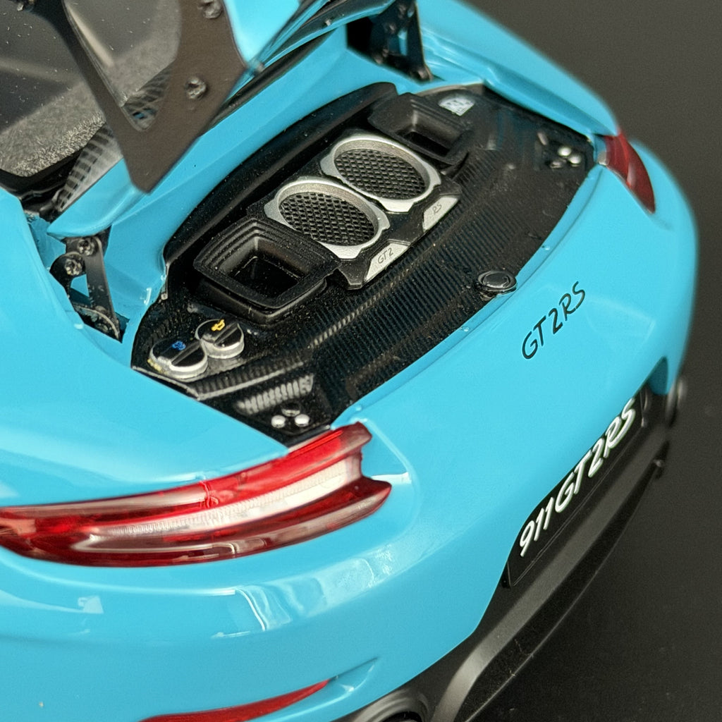 Porsche 911 GT2 RS Weissach (991.2) – Miami Blau Maßstab 1:18 von AUTOart