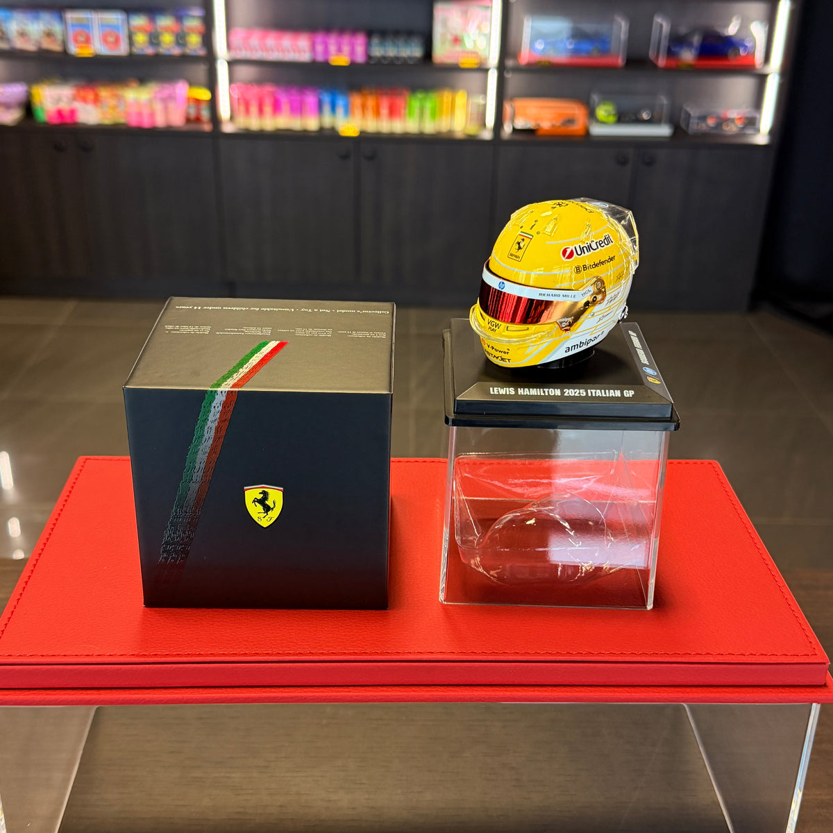 Capacete de Lewis Hamilton do Grande Prémio de Itália de 2025 Escala 1:5 da LOOKSMART