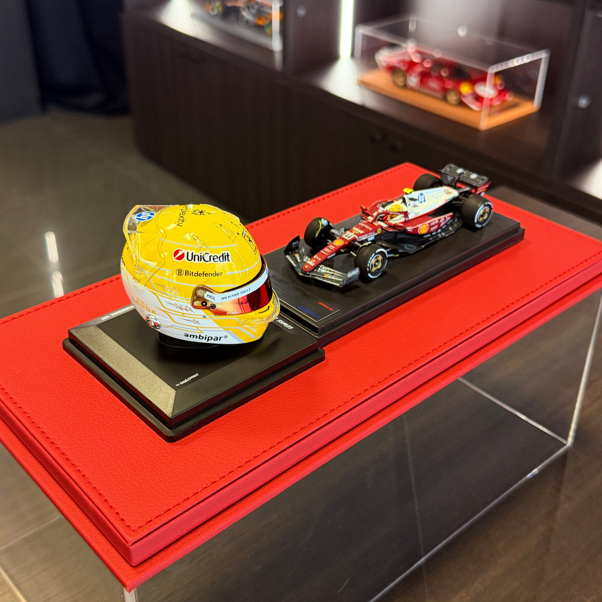 Lewis Hamilton Monza 2025 LOOKSMART Collector Set – Ferrari SF-25 1:43 + Helmet 1:5