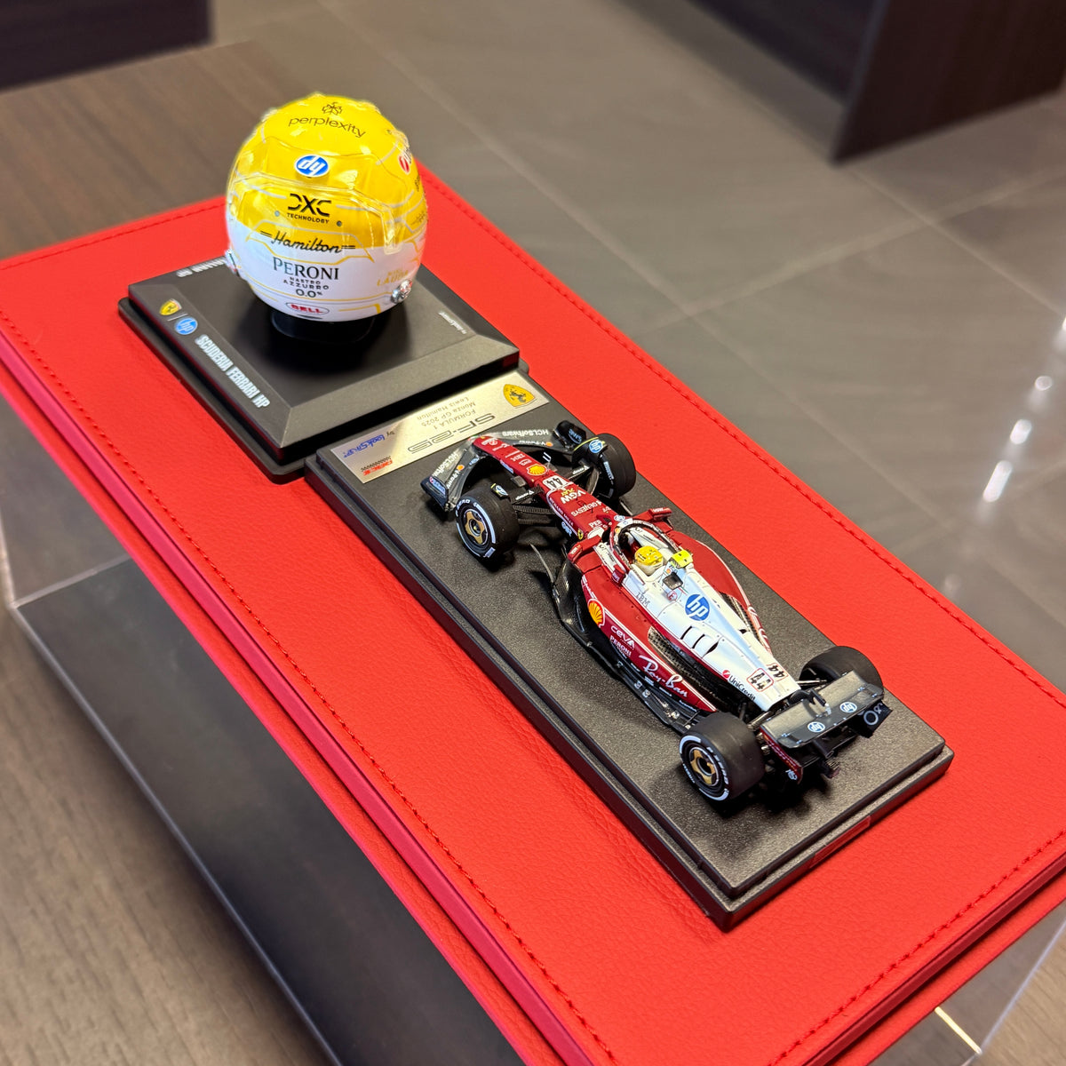Lewis Hamilton Monza 2025 LOOKSMART Collector Set – Ferrari SF-25 1:43 + Helmet 1:5