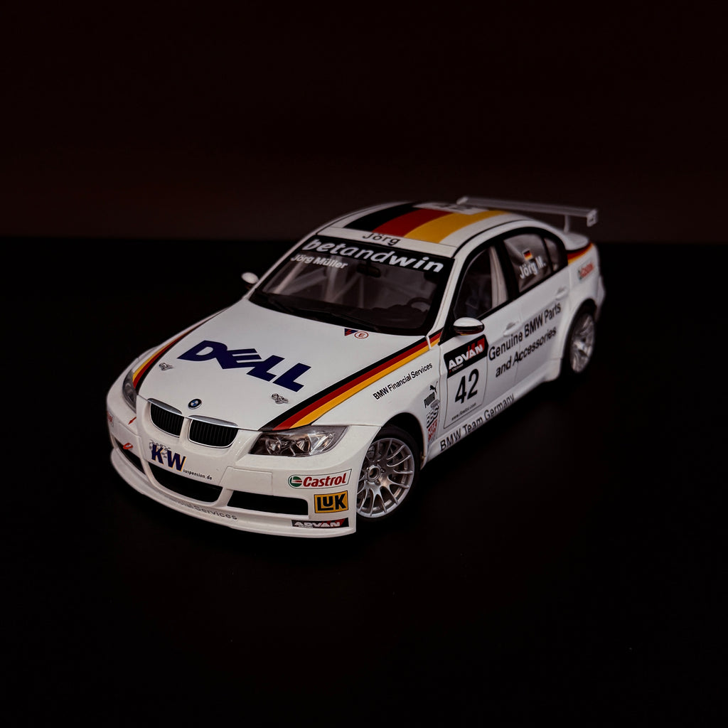 BMW E90 320si WTCC 2006 – Team Germany #42 Jörg Müller Maßstab 1:18 von AUTOart