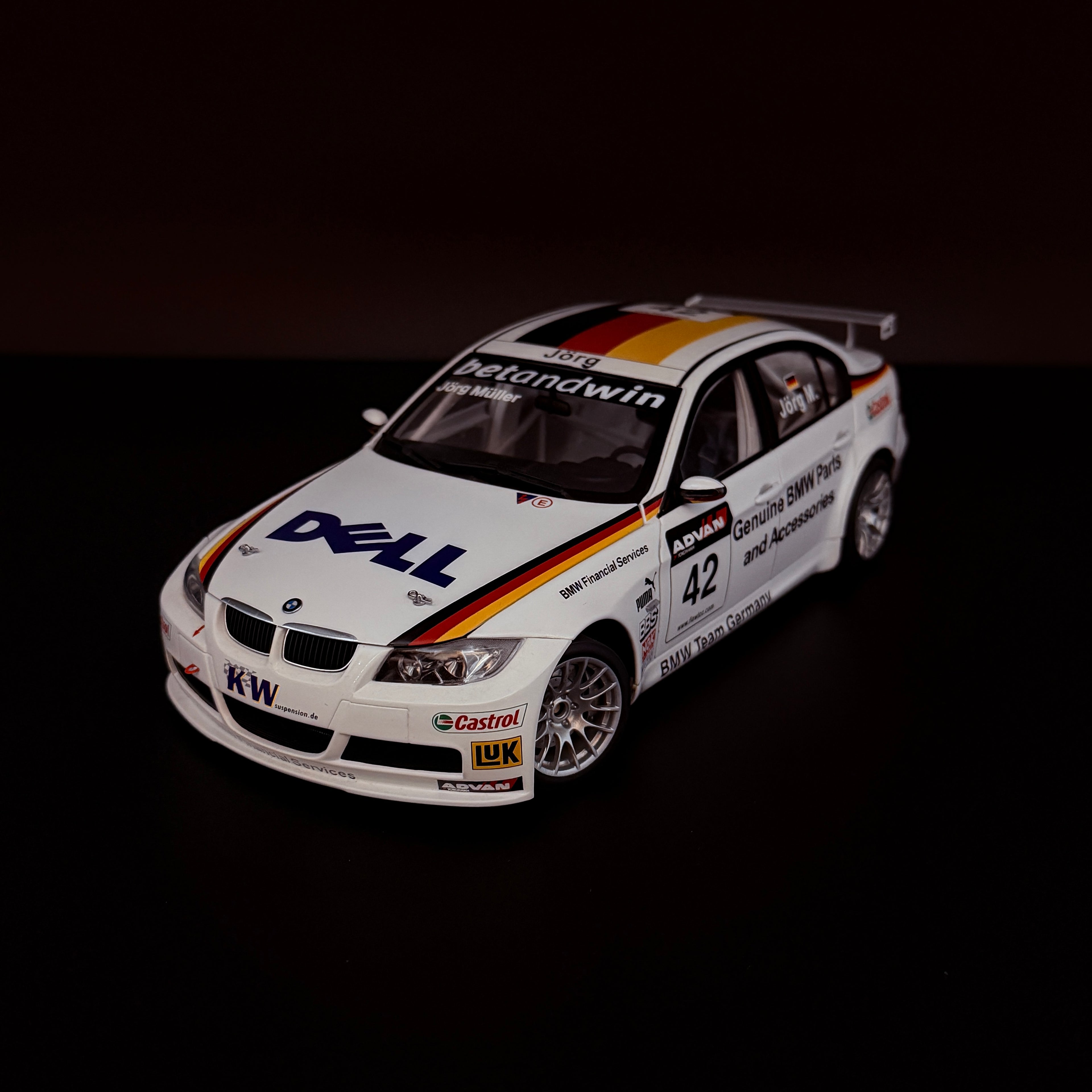 BMW E90 320si WTCC 2006 – Team Germany #42 Jörg Müller Maßstab 1:18 von AUTOart