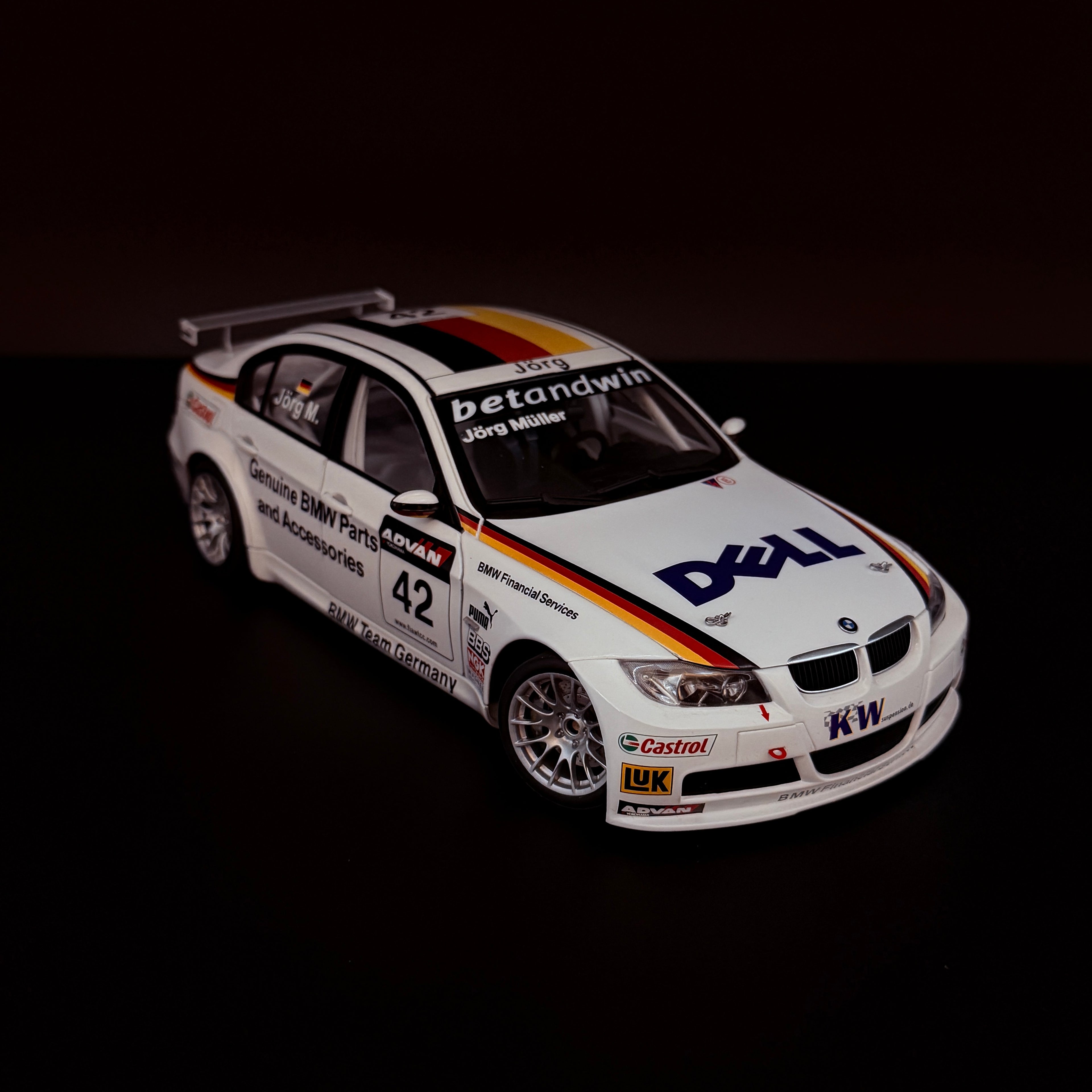 BMW E90 320si WTCC 2006 – Team Germany #42 Jörg Müller Maßstab 1:18 von AUTOart