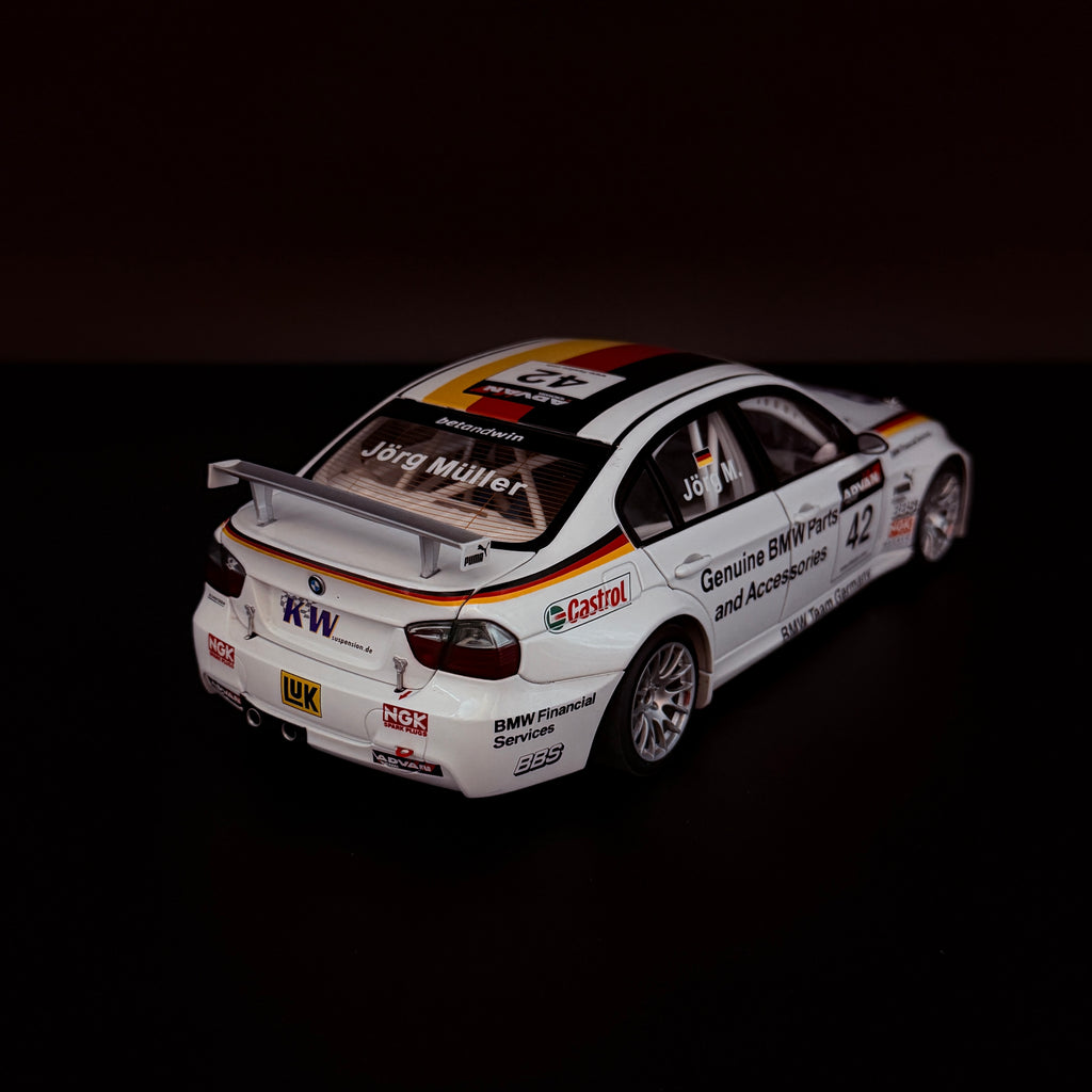 BMW E90 320si WTCC 2006 – Team Germany #42 Jörg Müller Maßstab 1:18 von AUTOart