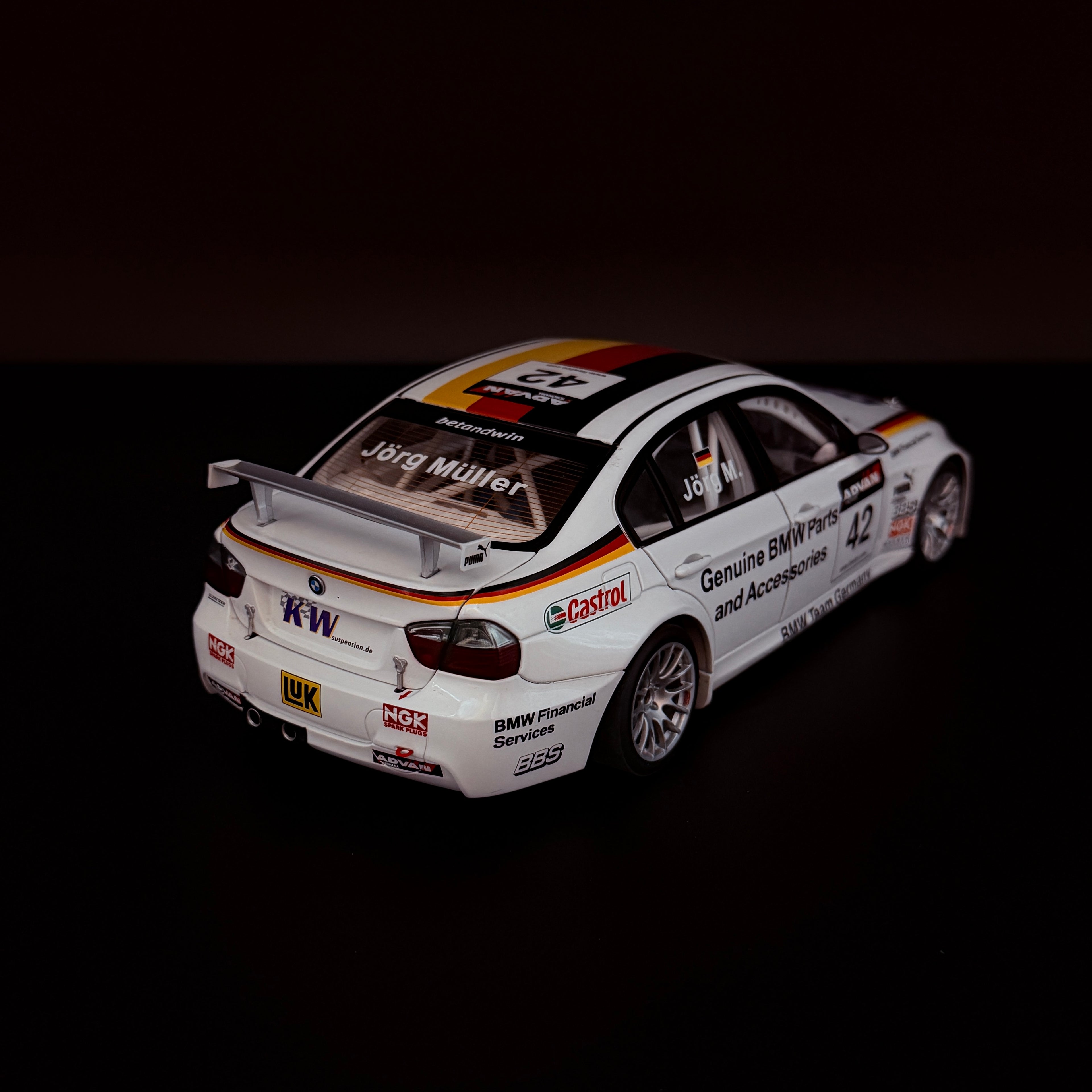 BMW E90 320si WTCC 2006 – Team Germany #42 Jörg Müller Maßstab 1:18 von AUTOart