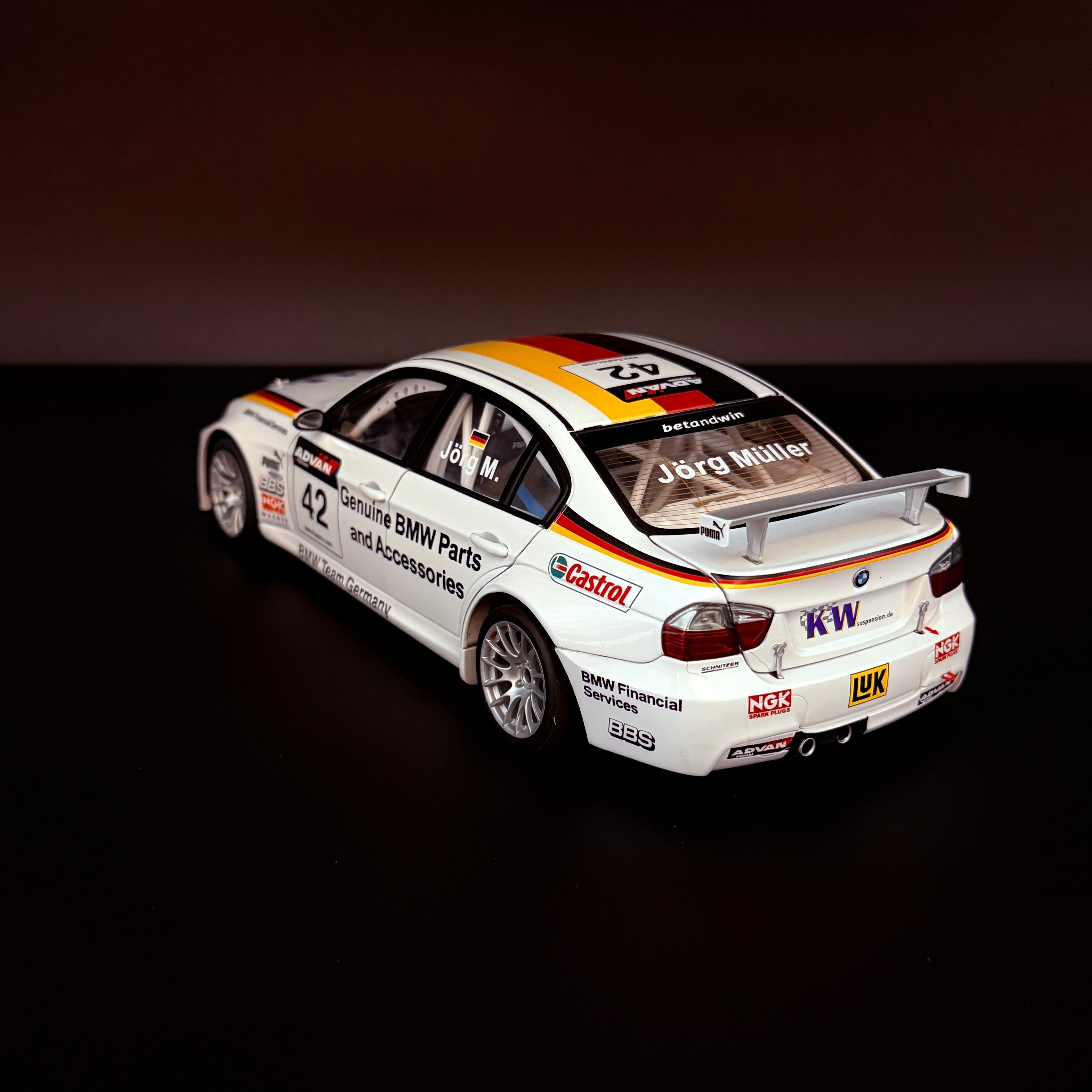 BMW E90 320si WTCC 2006 – Team Germany #42 Jörg Müller Maßstab 1:18 von AUTOart