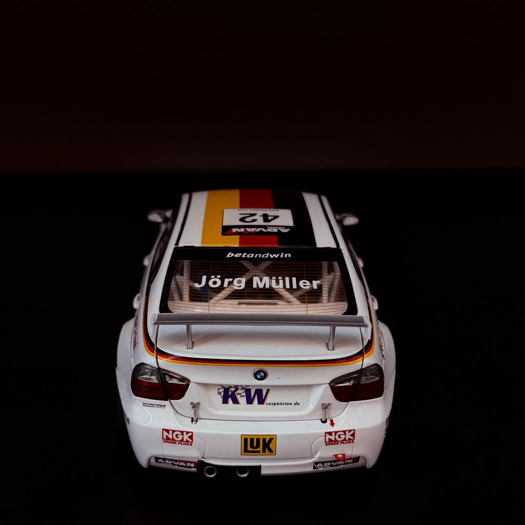 BMW E90 320si WTCC 2006 – Team Germany #42 Jörg Müller Maßstab 1:18 von AUTOart
