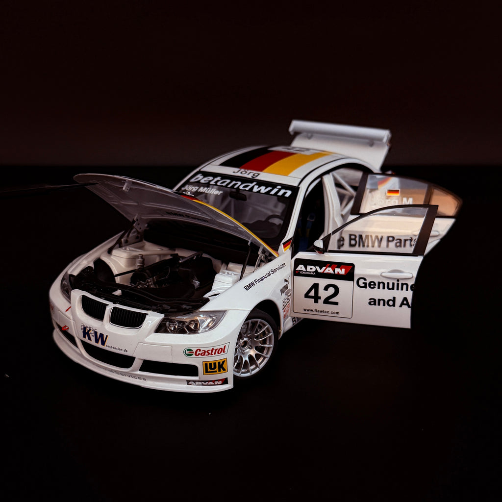 BMW E90 320si WTCC 2006 – Team Germany #42 Jörg Müller Maßstab 1:18 von AUTOart