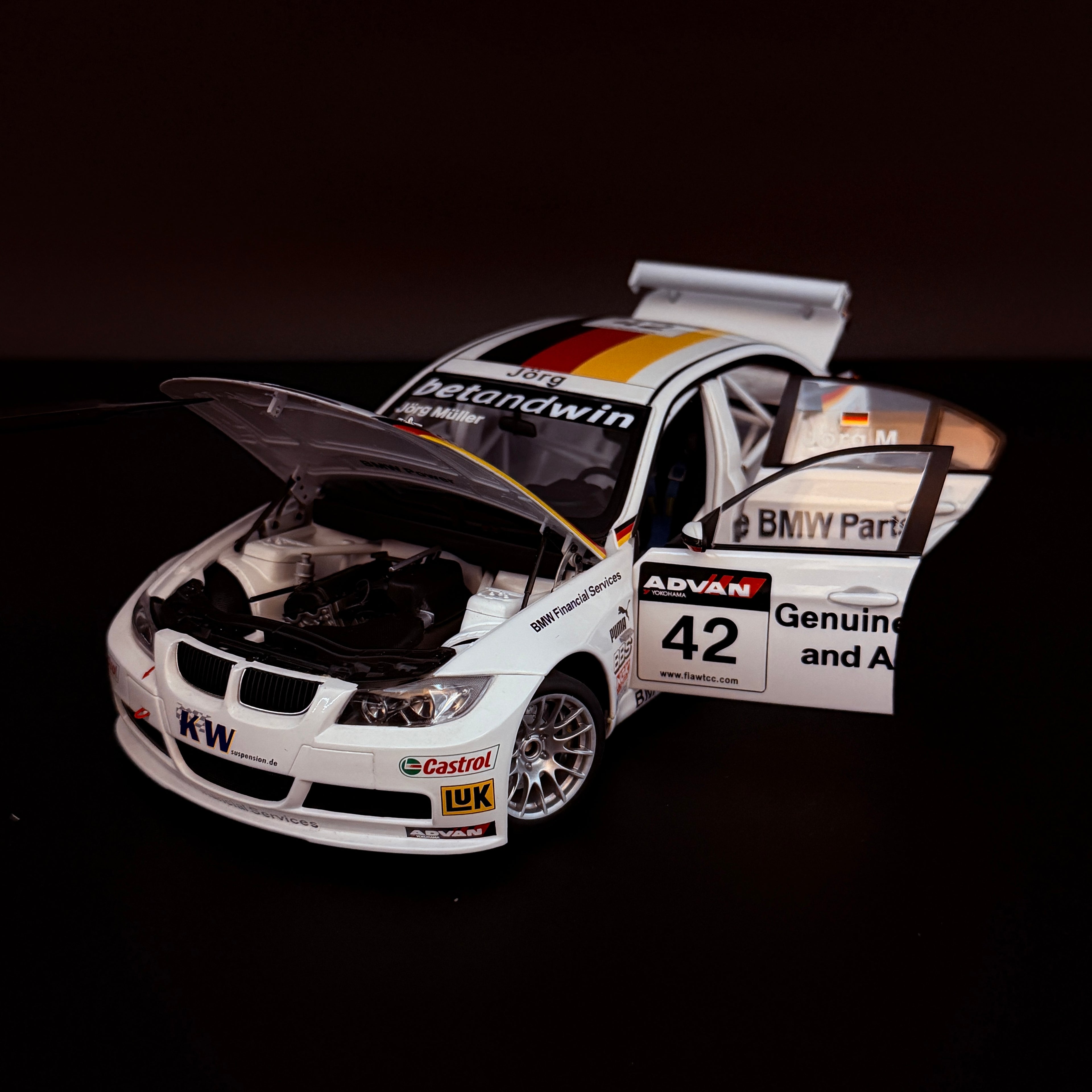 BMW E90 320si WTCC 2006 – Team Germany #42 Jörg Müller Maßstab 1:18 von AUTOart