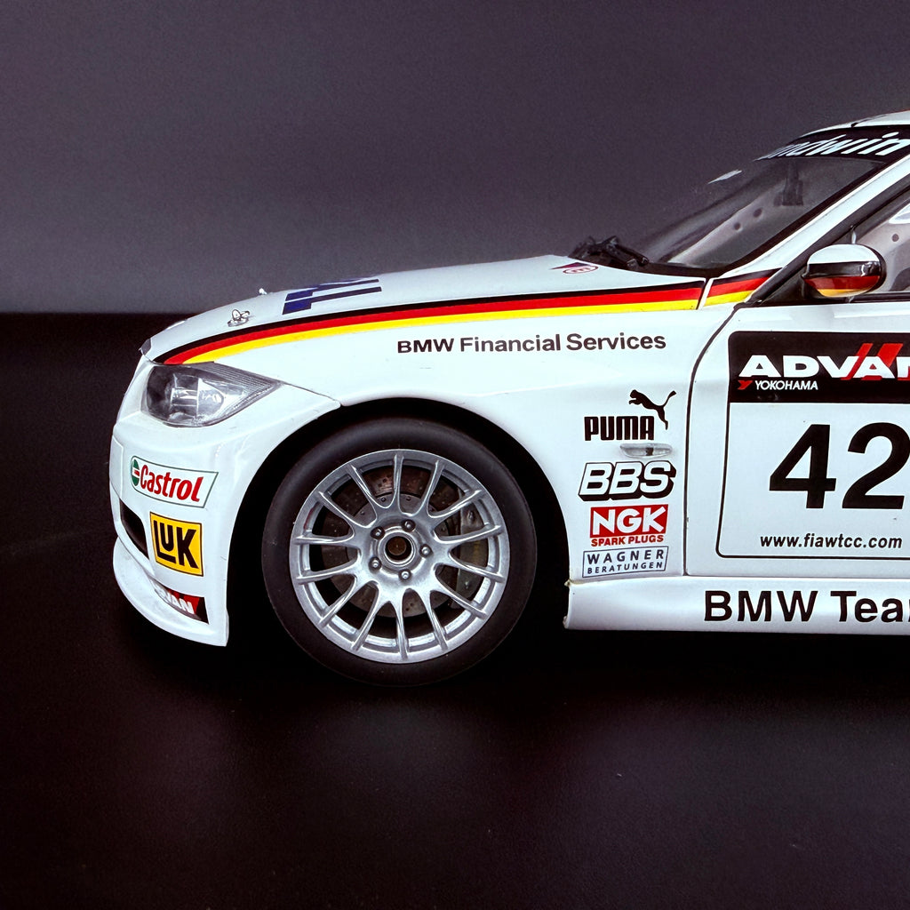 BMW E90 320si WTCC 2006 – Team Germany #42 Jörg Müller Maßstab 1:18 von AUTOart